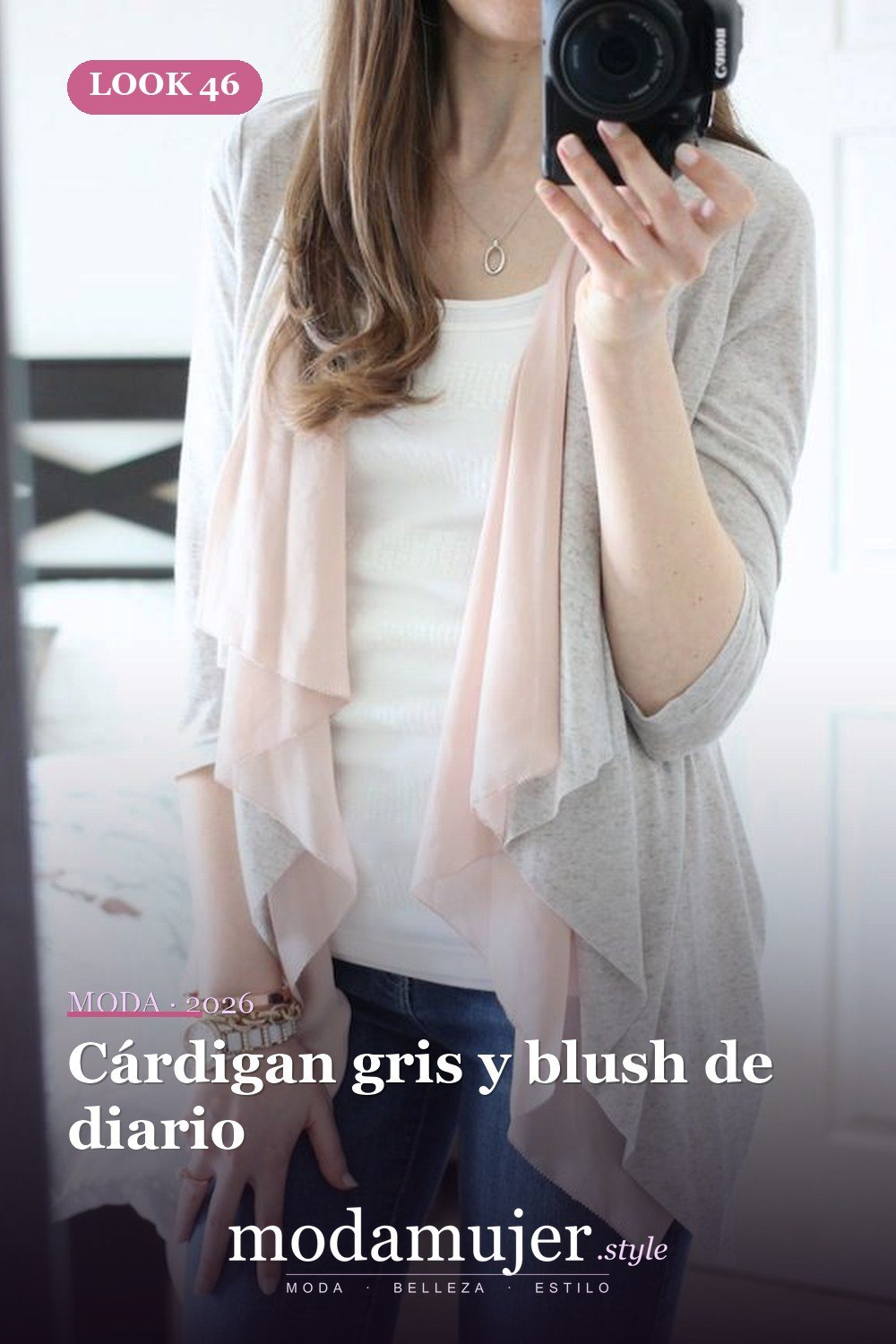 Cárdigan gris y blush de diario — 46 trajes casuales de primavera elegantes y bonitos para 2026