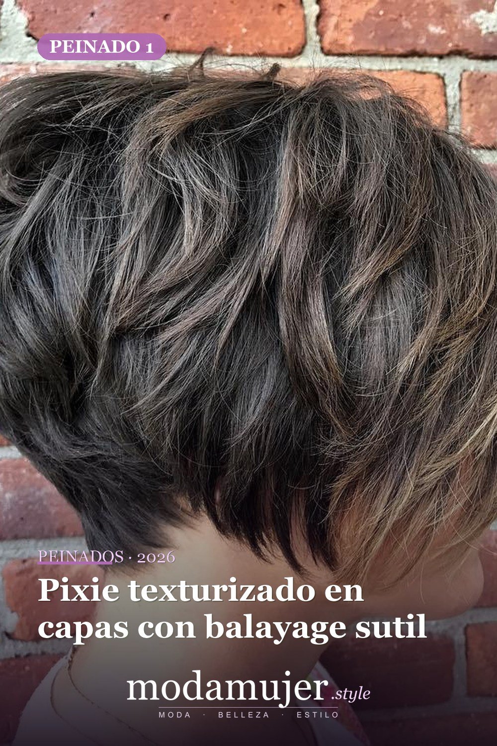 Pixie texturizado en capas con balayage sutil — 49 cortes largos de pixie para destacar en 2026