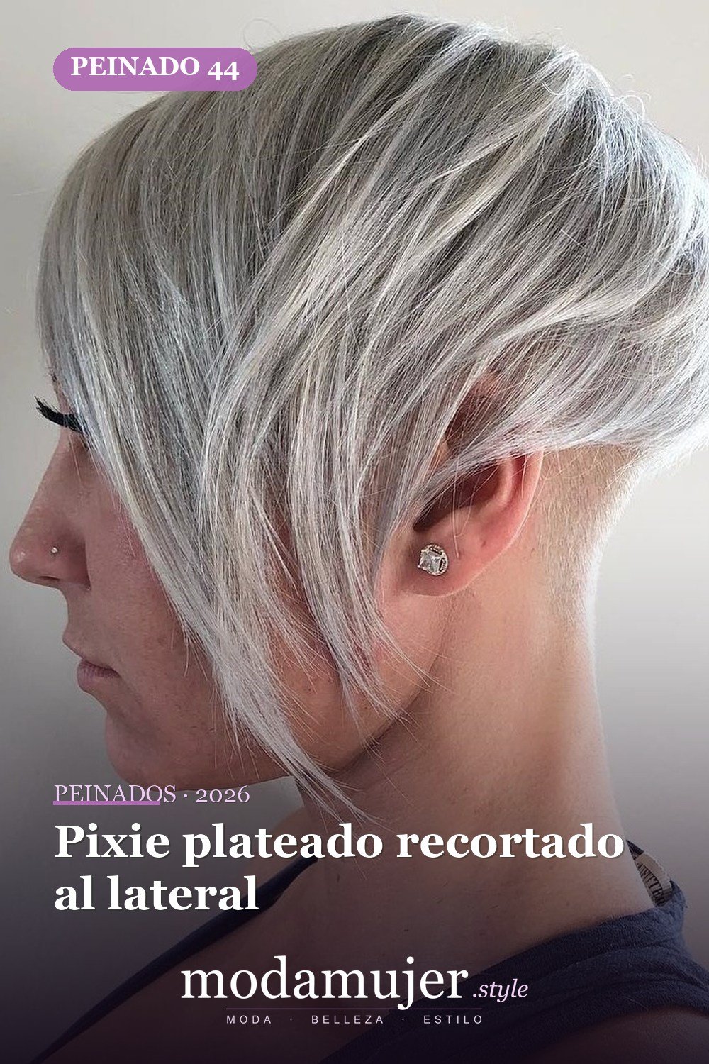 Pixie plateado recortado al lateral — 49 cortes largos de pixie para destacar en 2026