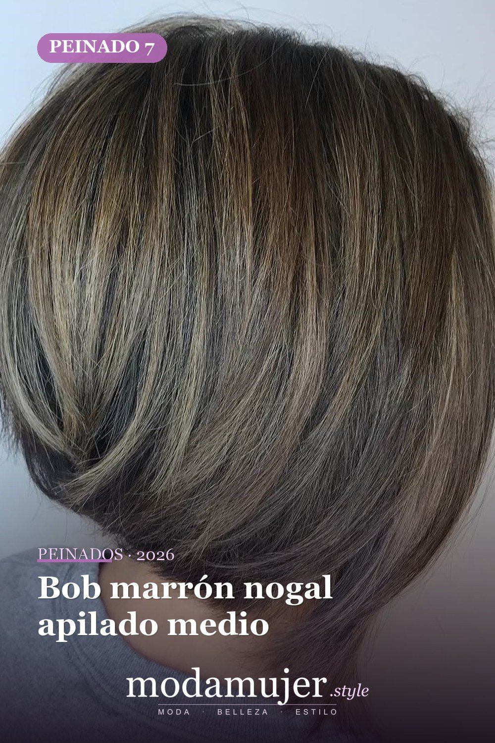 Bob marrón nogal apilado medio — 50 bobs apilados y cortes de pelo escalonados que querrás probar