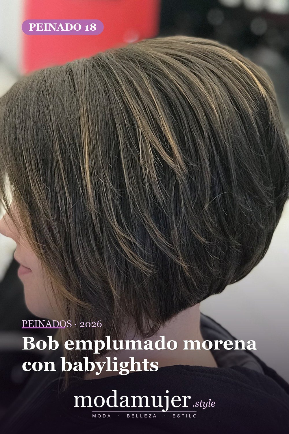 Bob emplumado morena con babylights — 50 bobs apilados y cortes de pelo escalonados que querrás probar