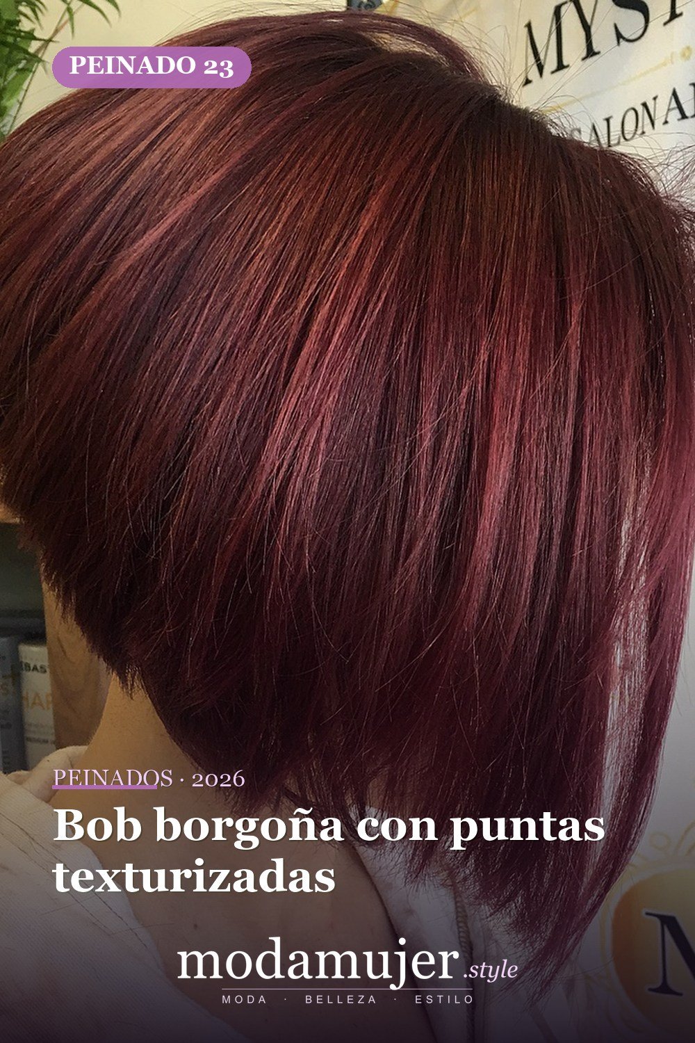 Bob borgoña con puntas texturizadas — 50 bobs apilados y cortes de pelo escalonados que querrás probar