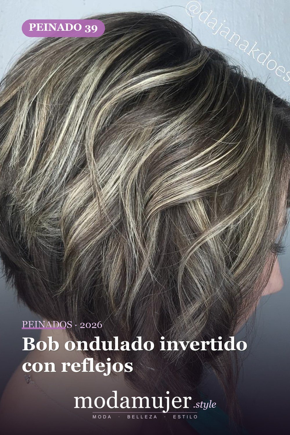 Bob ondulado invertido con reflejos — 50 bobs apilados y cortes de pelo escalonados que querrás probar