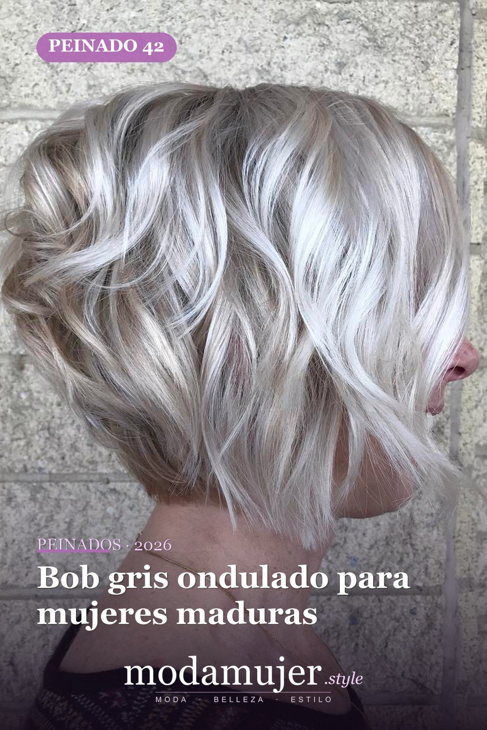 Bob gris ondulado para mujeres maduras — 50 bobs apilados y cortes de pelo escalonados que querrás probar
