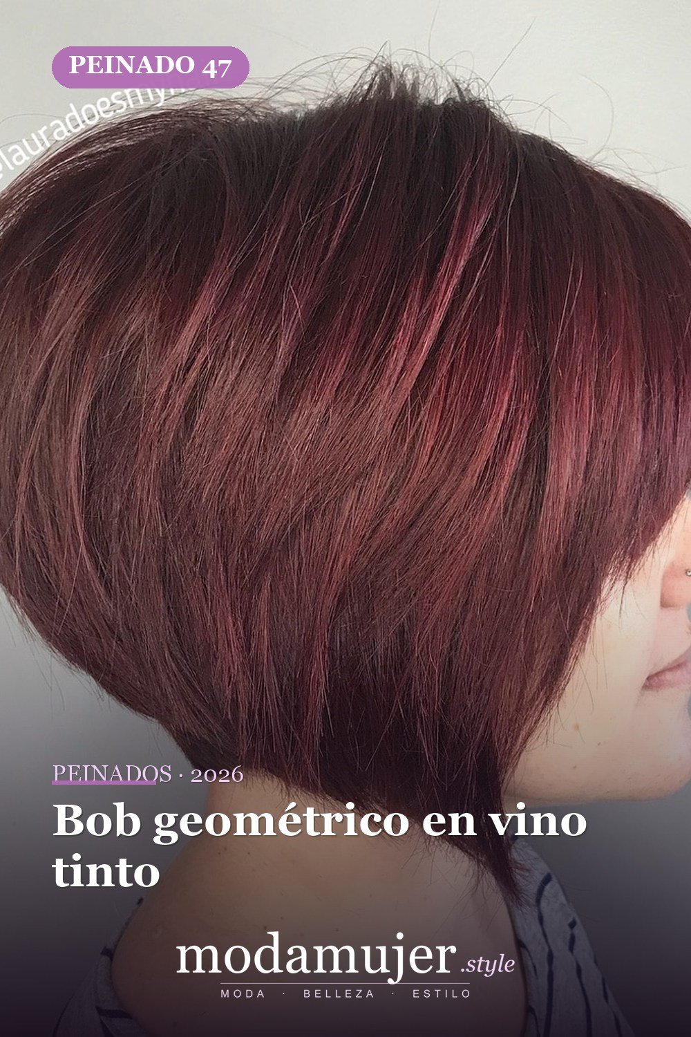 Bob geométrico en vino tinto — 50 bobs apilados y cortes de pelo escalonados que querrás probar