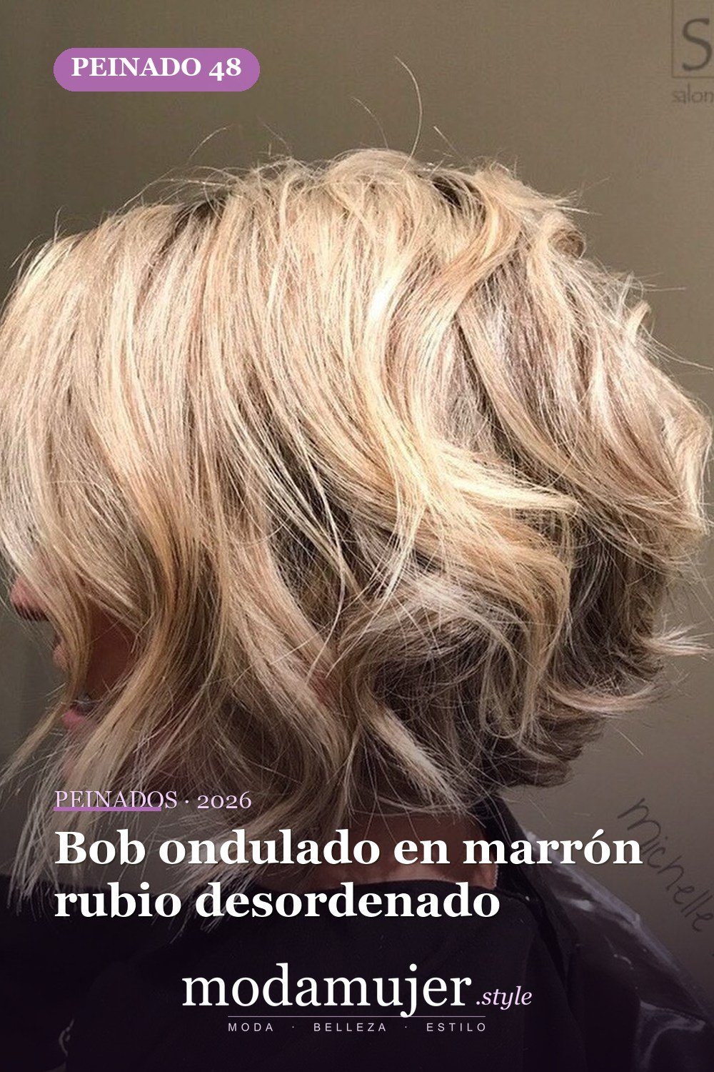 Bob ondulado en marrón rubio desordenado — 50 bobs apilados y cortes de pelo escalonados que querrás probar