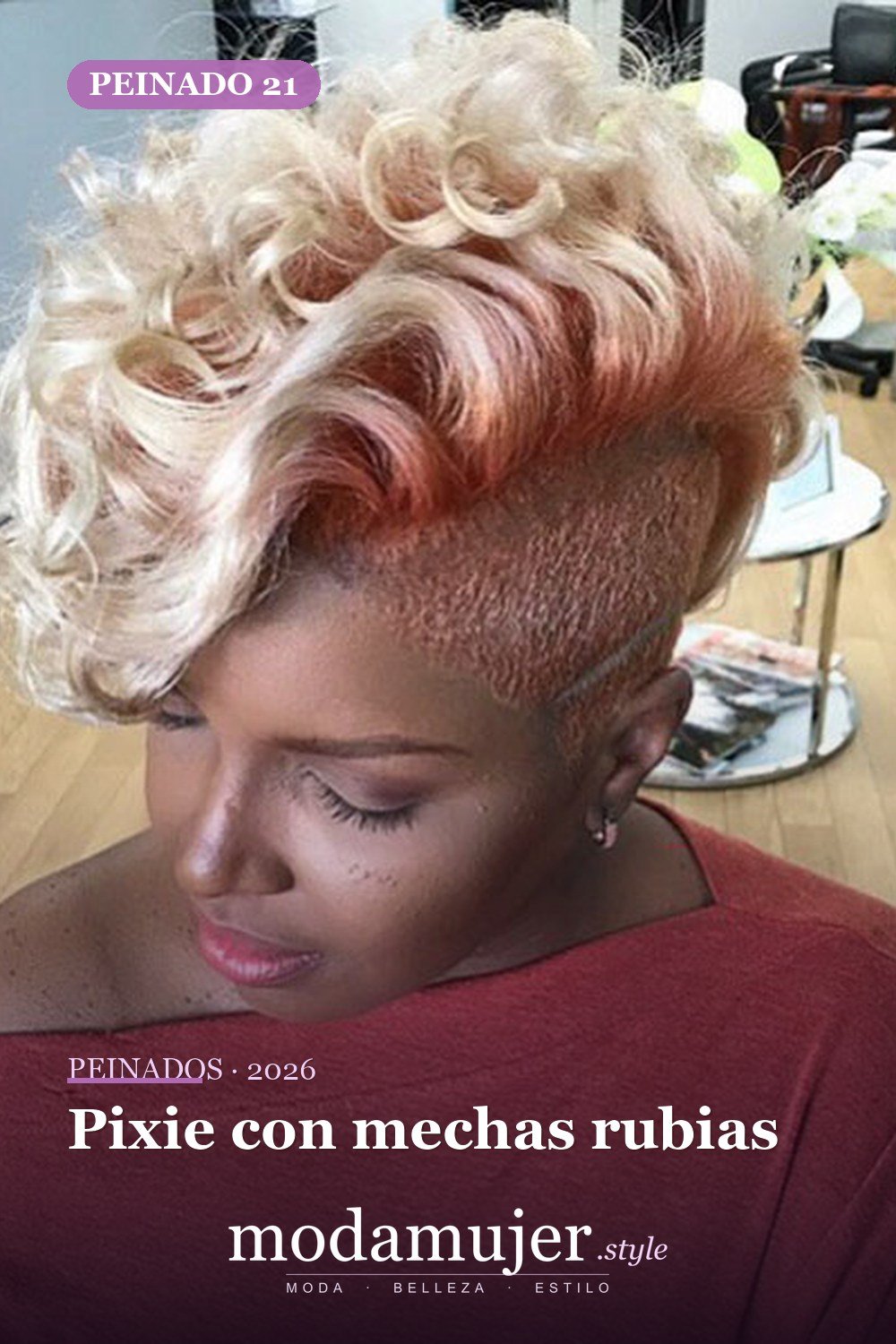 Pixie con mechas rubias — 50 cortes de pelo cortos para mujeres negras