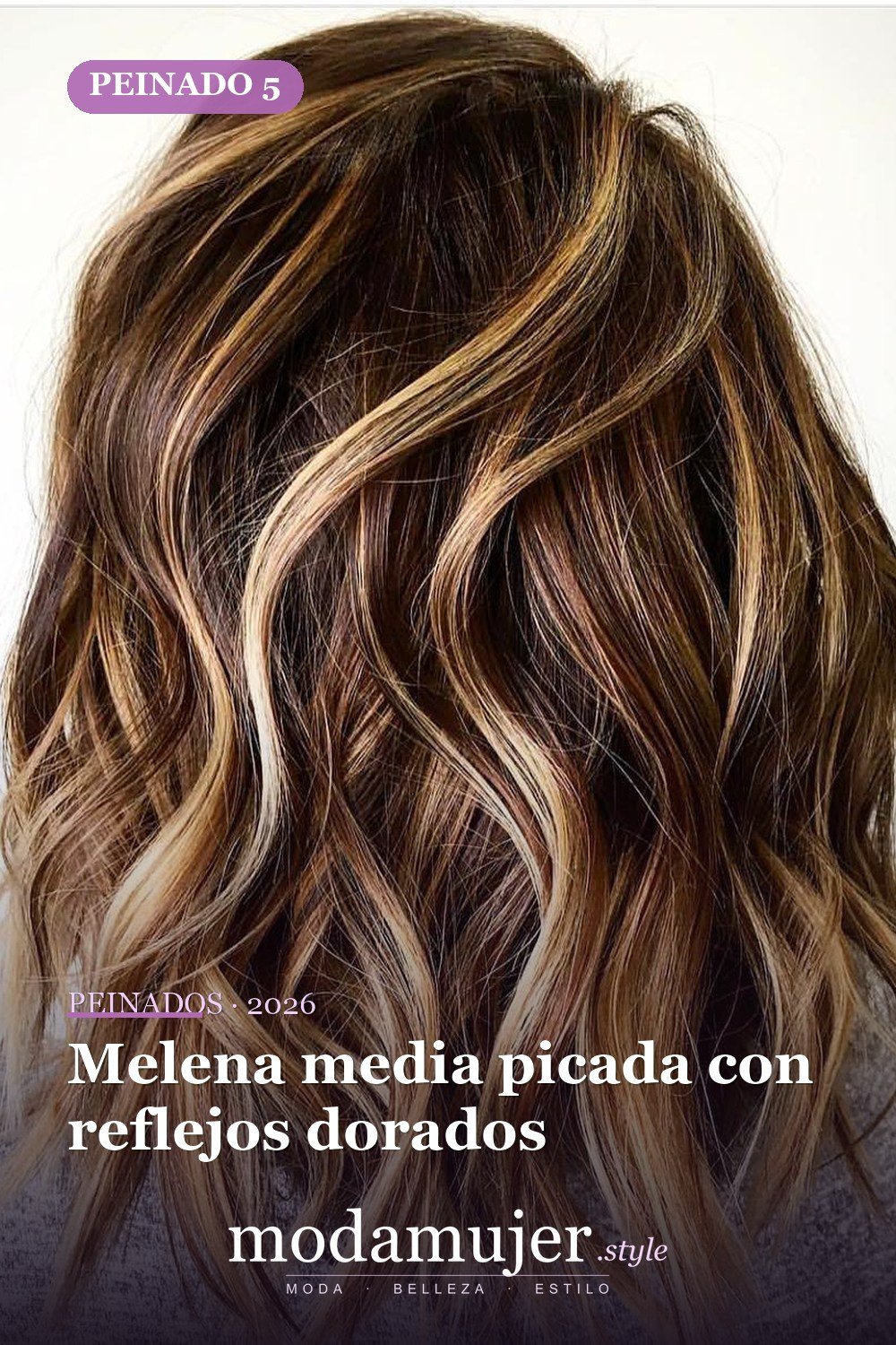 Corte picado con reflejos dorados — 50 cortes de pelo medianos para mujeres que serán enormes en 2026
