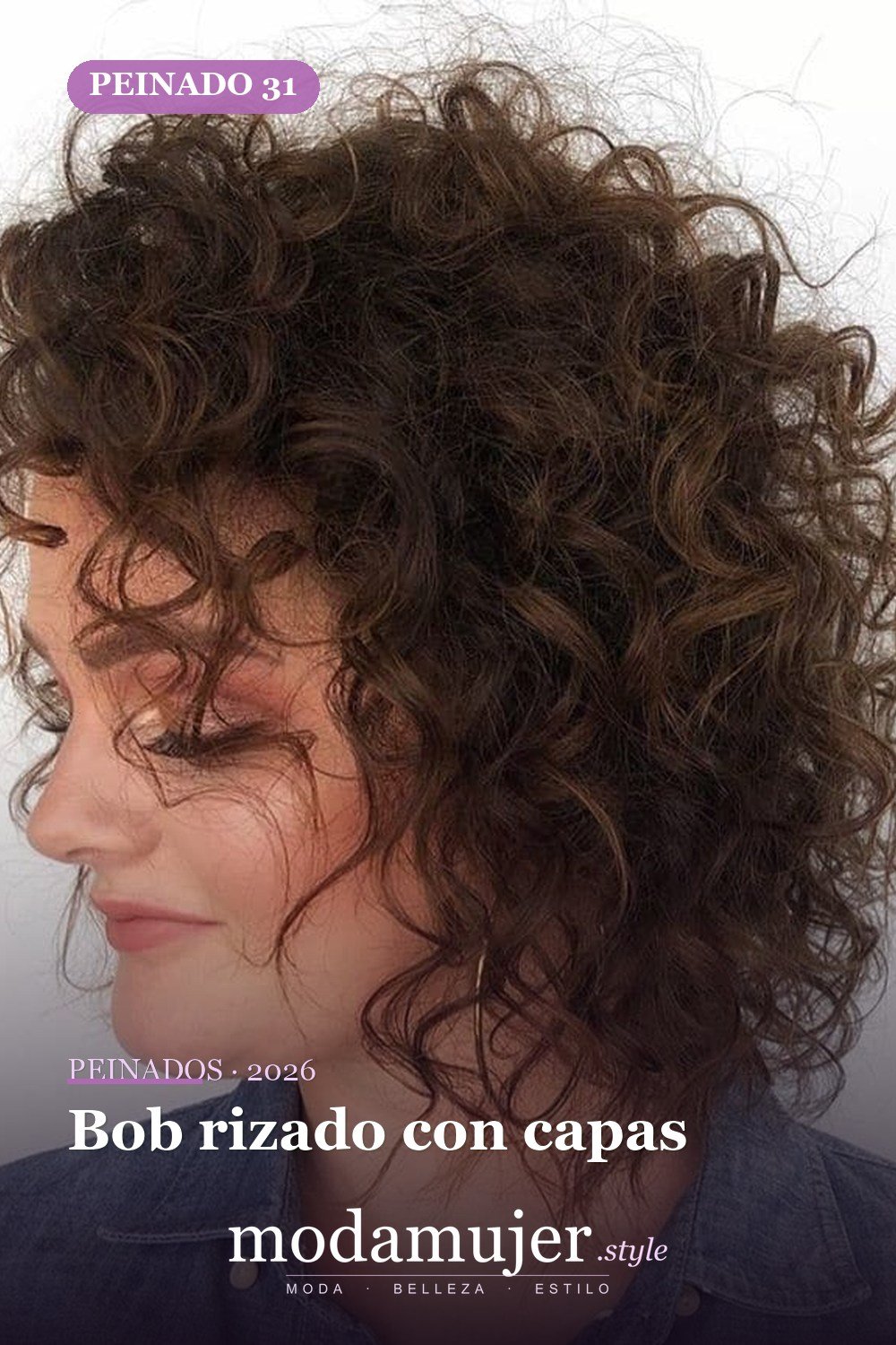 Bob rizado con capas — 50 cortes de pelo medianos para mujeres que serán enormes en 2026