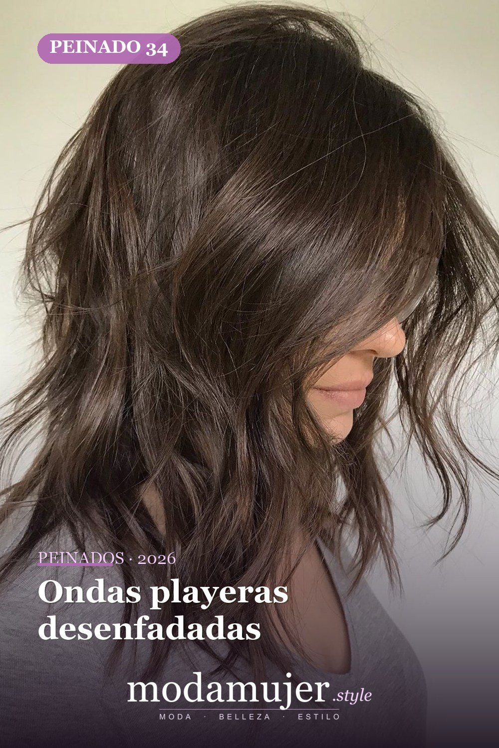Ondas playeras despeinadas — 50 cortes de pelo medianos para mujeres que serán enormes en 2026