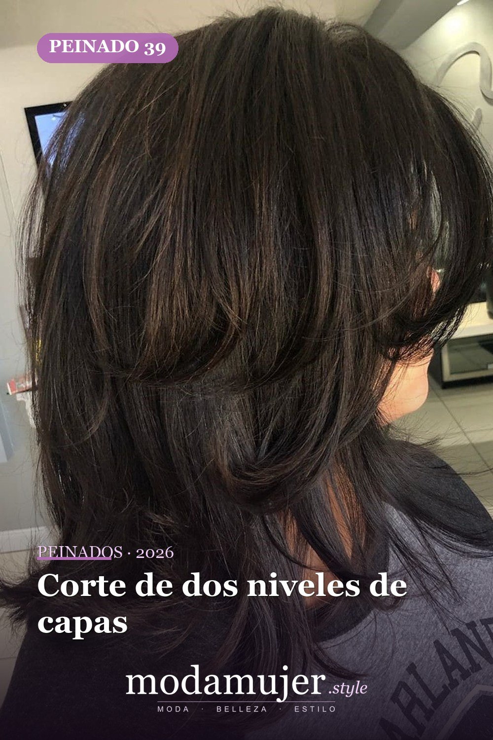 Corte de dos niveles con capas fluidas — 50 cortes de pelo medianos para mujeres que serán enormes en 2026
