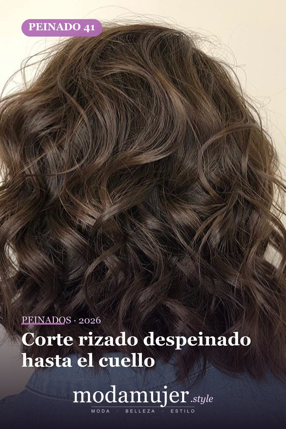 Corte rizado despeinado al cuello — 50 cortes de pelo medianos para mujeres que serán enormes en 2026