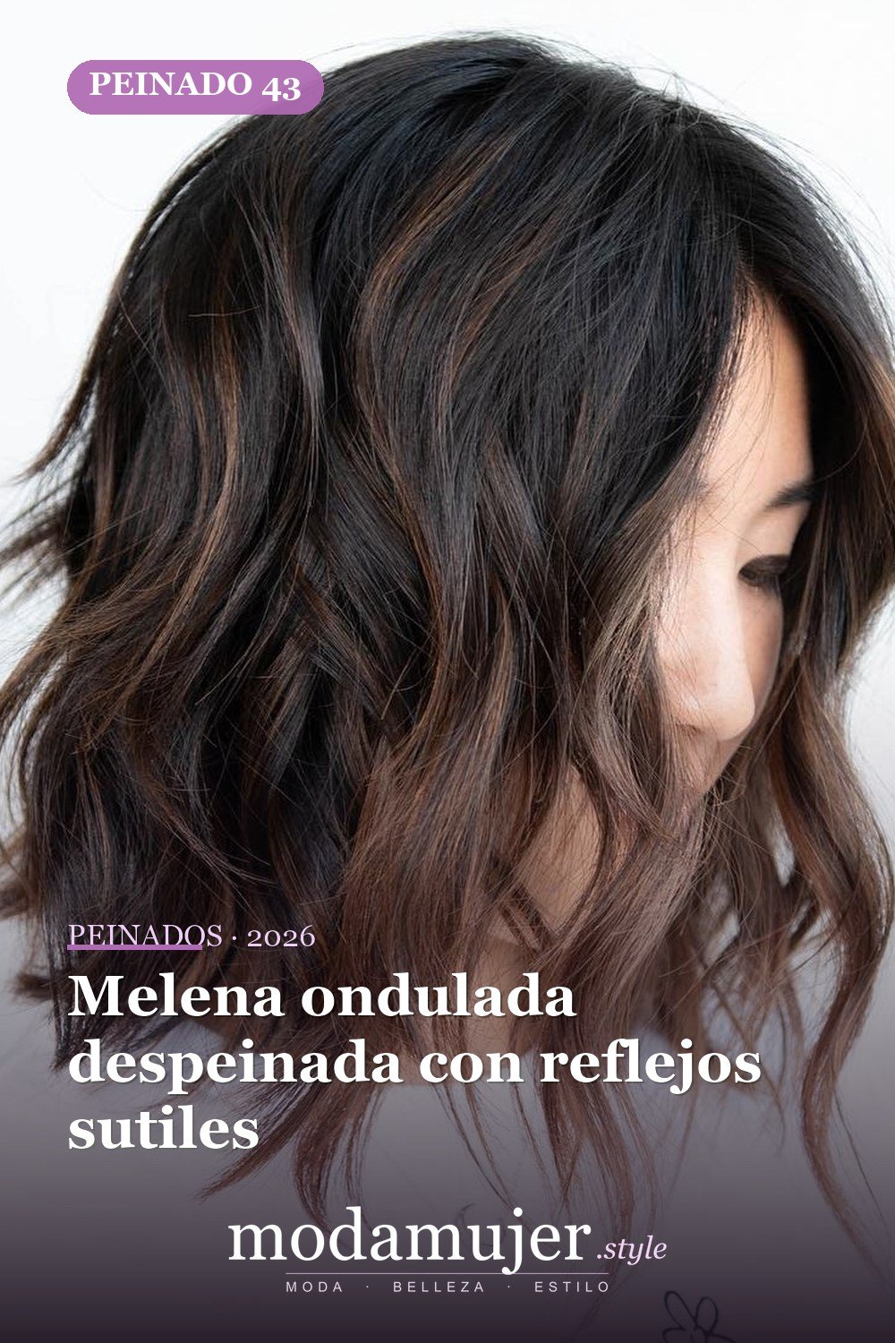 Melena ondulada con reflejos sutiles — 50 cortes de pelo medianos para mujeres que serán enormes en 2026
