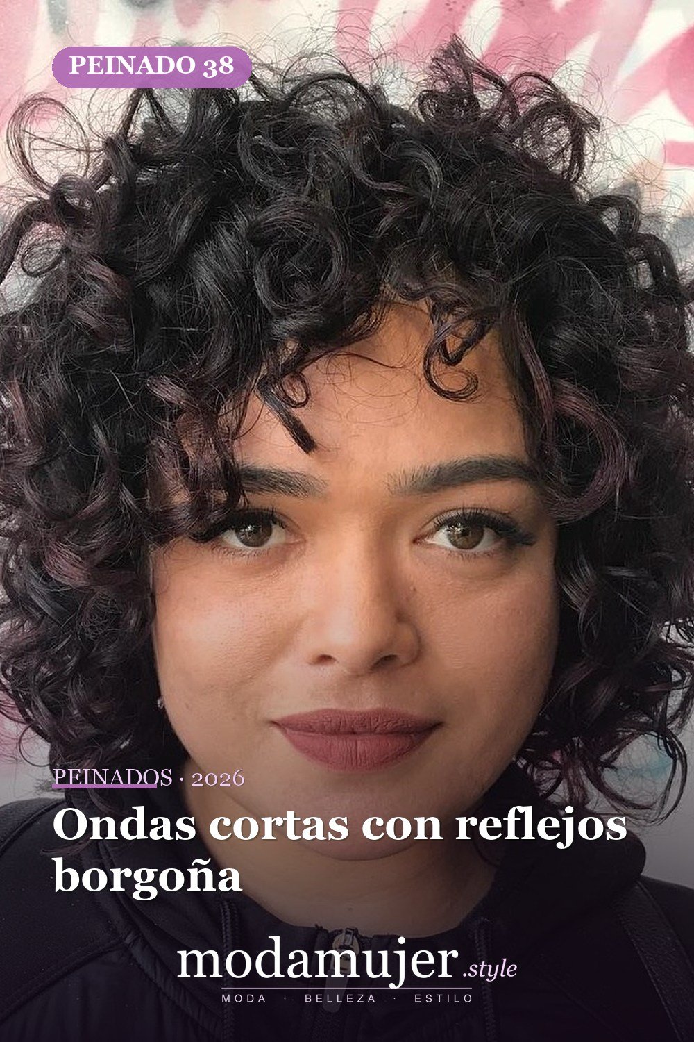 Ondas cortas con reflejos borgoña — 50 cortes de pelo ondulados cortos absolutamente nuevos para 2026