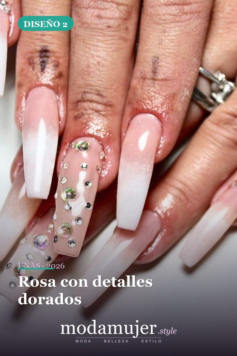 Rosa con detalles dorados — 50 Diseños de uñas en rosa más llamativos