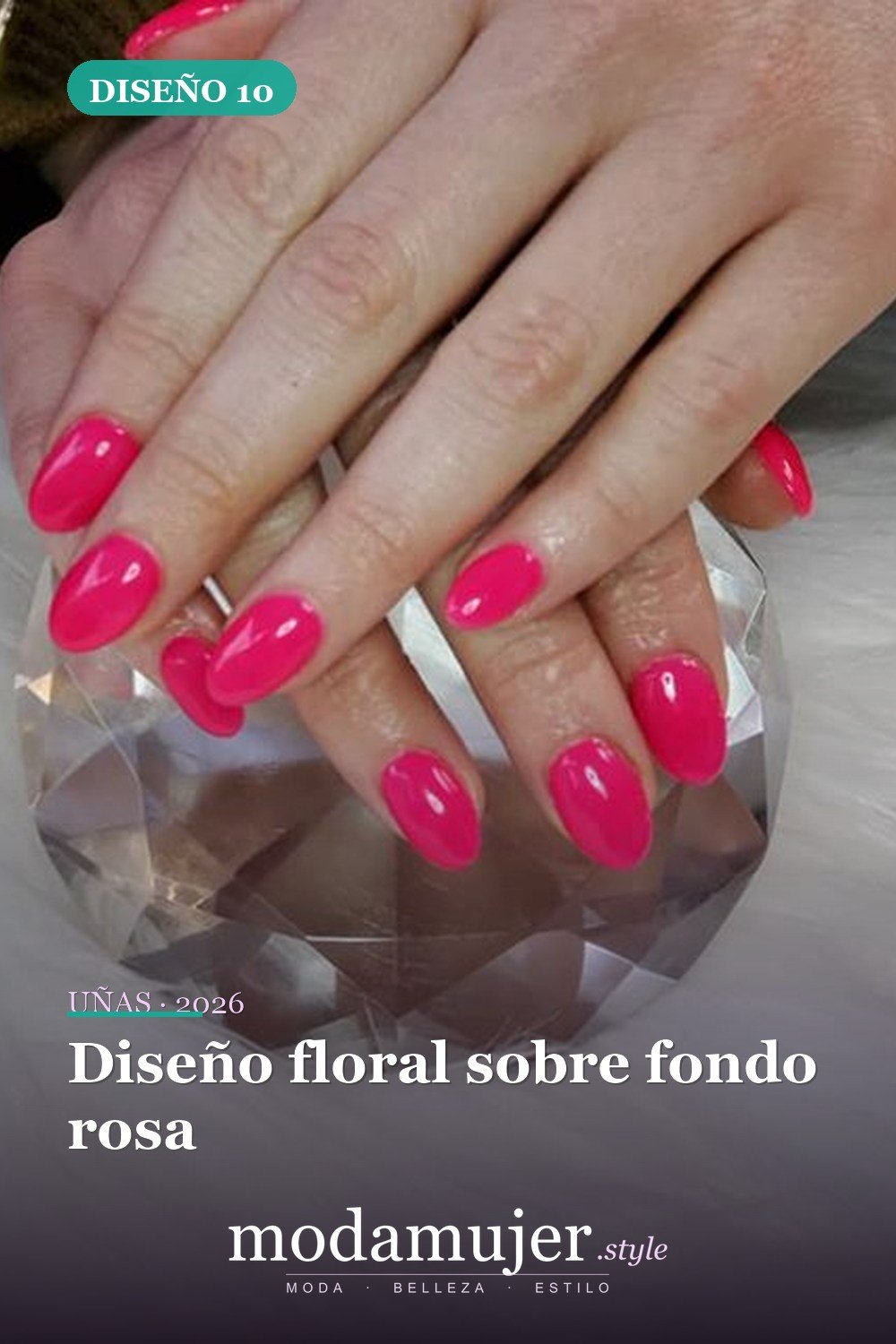 Diseño floral sobre fondo rosa — 50 Diseños de uñas en rosa más llamativos