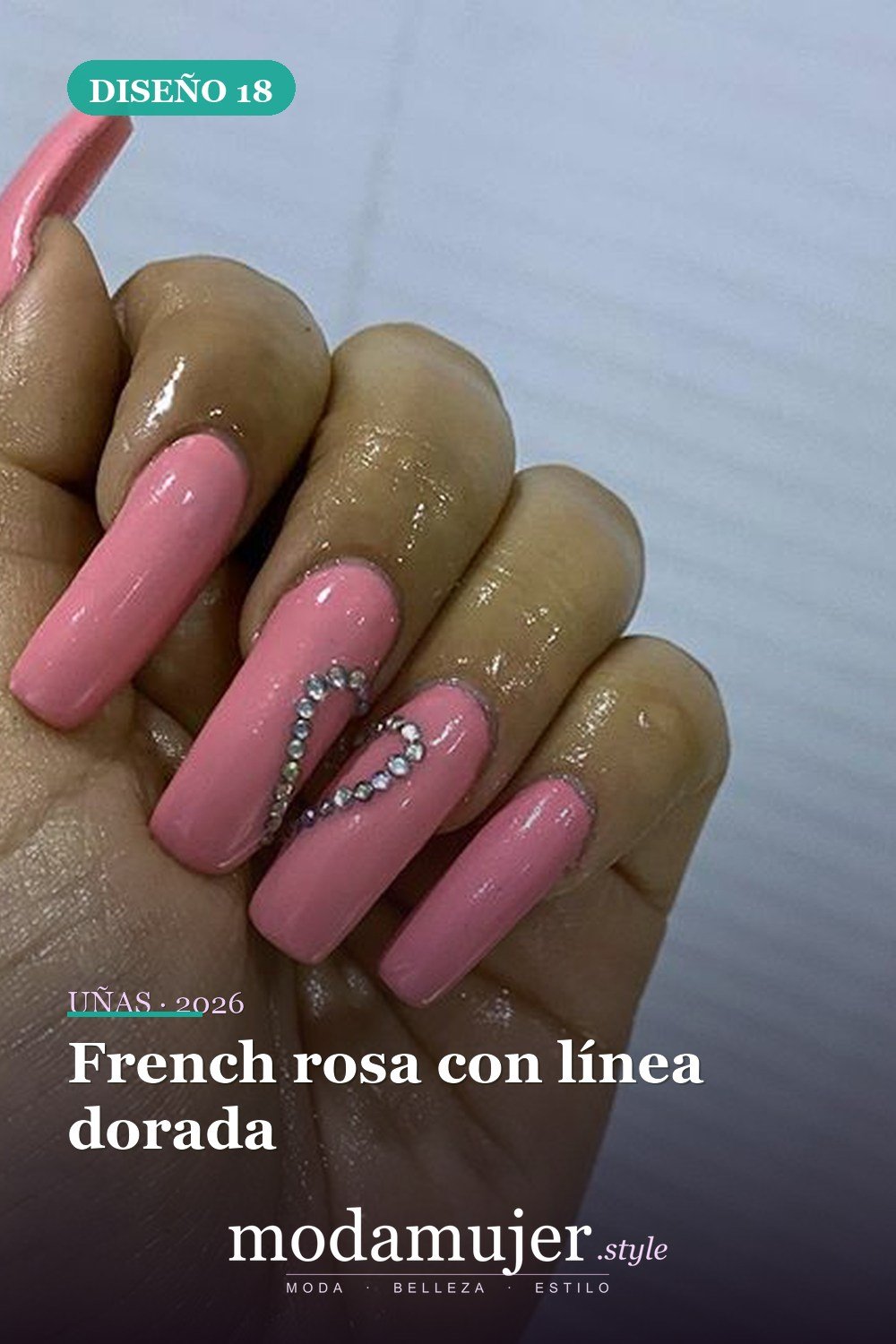 French rosa con línea dorada — 50 Diseños de uñas en rosa más llamativos