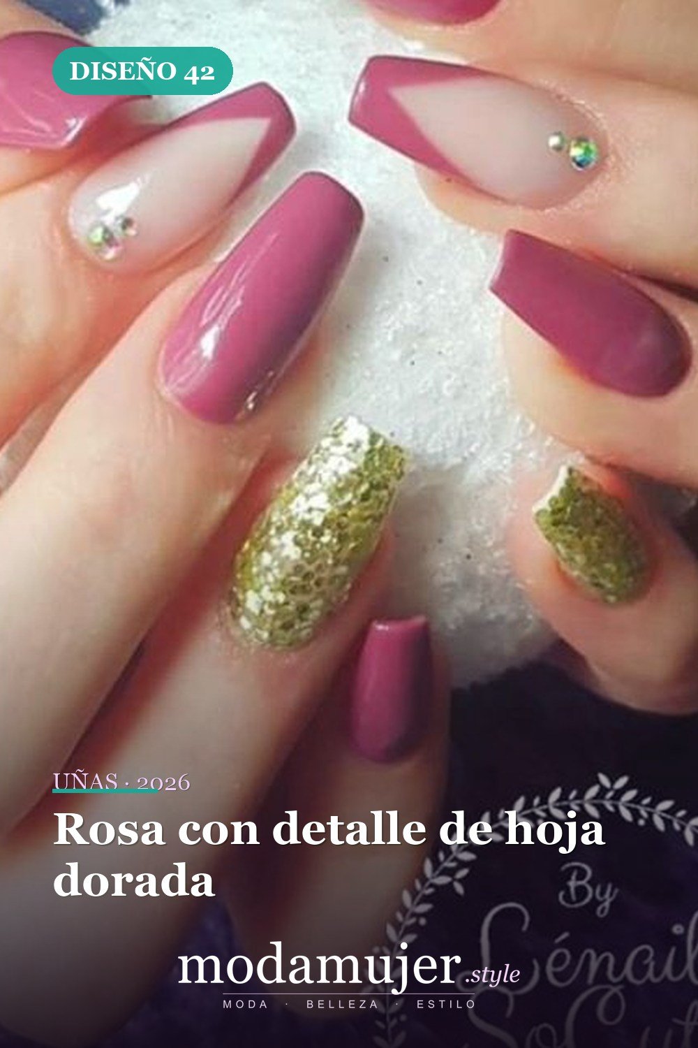 Rosa con detalle de hoja dorada — 50 Diseños de uñas en rosa más llamativos