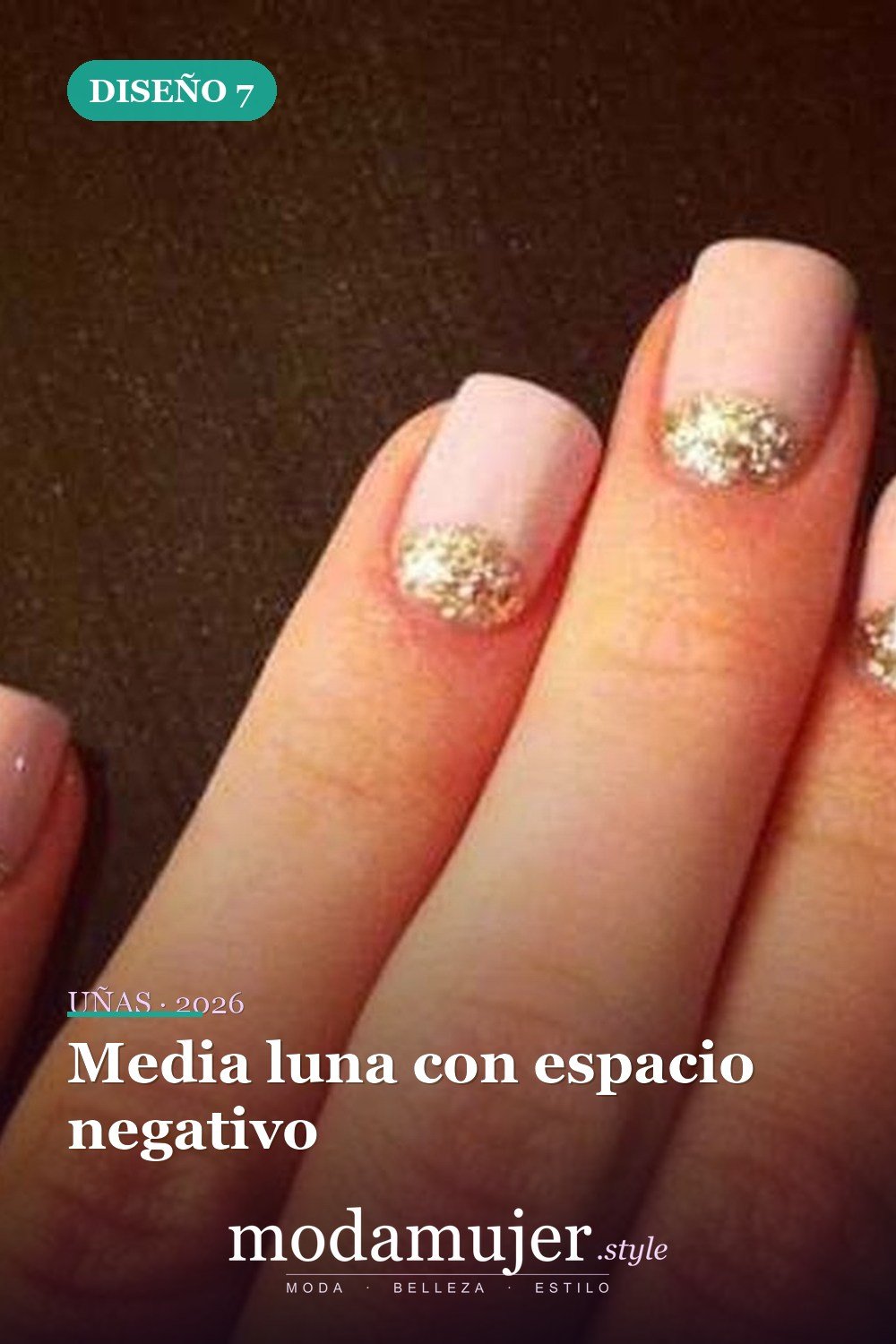 Media luna con espacio negativo — 50 diseños de uñas media luna para probar en 2026