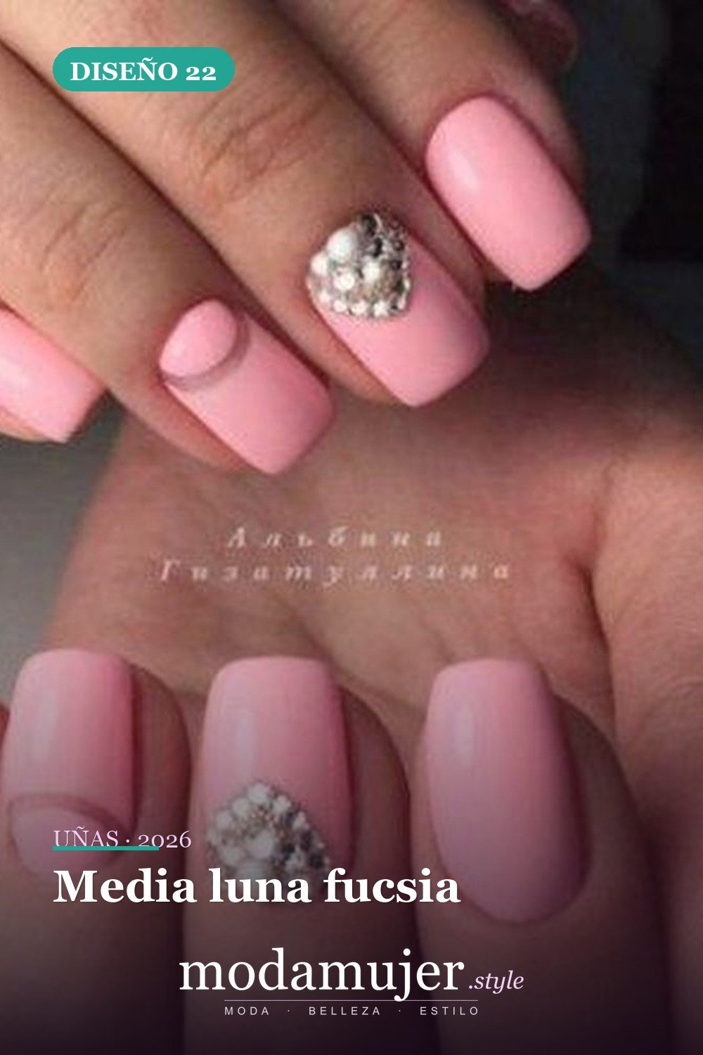 Media luna fucsia — 50 diseños de uñas media luna para probar en 2026