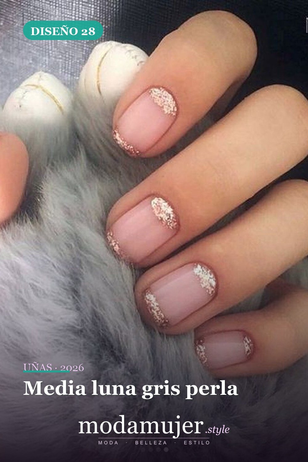 Media luna gris perla — 50 diseños de uñas media luna para probar en 2026