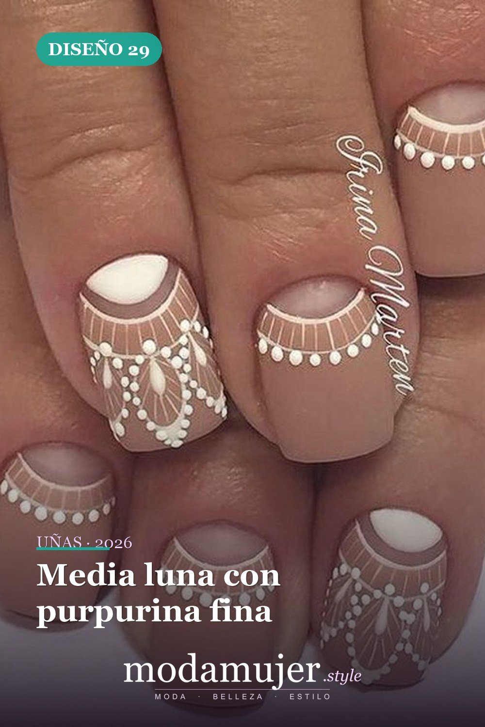 Media luna con purpurina fina — 50 diseños de uñas media luna para probar en 2026