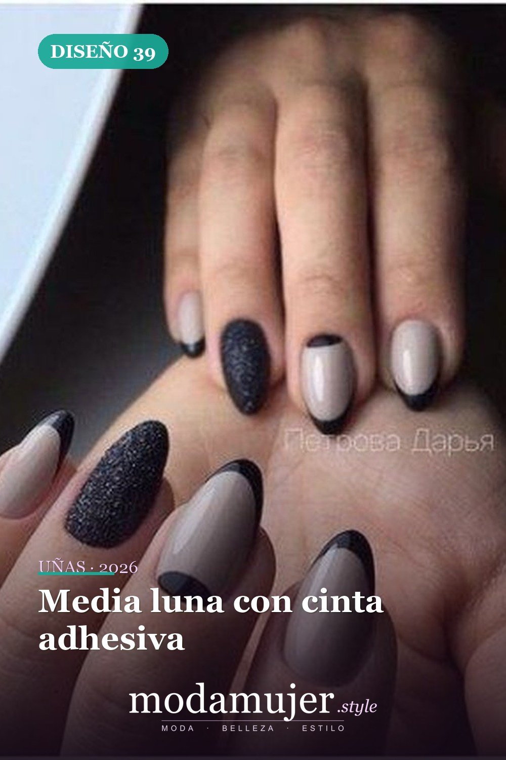 Media luna con cinta adhesiva — 50 diseños de uñas media luna para probar en 2026