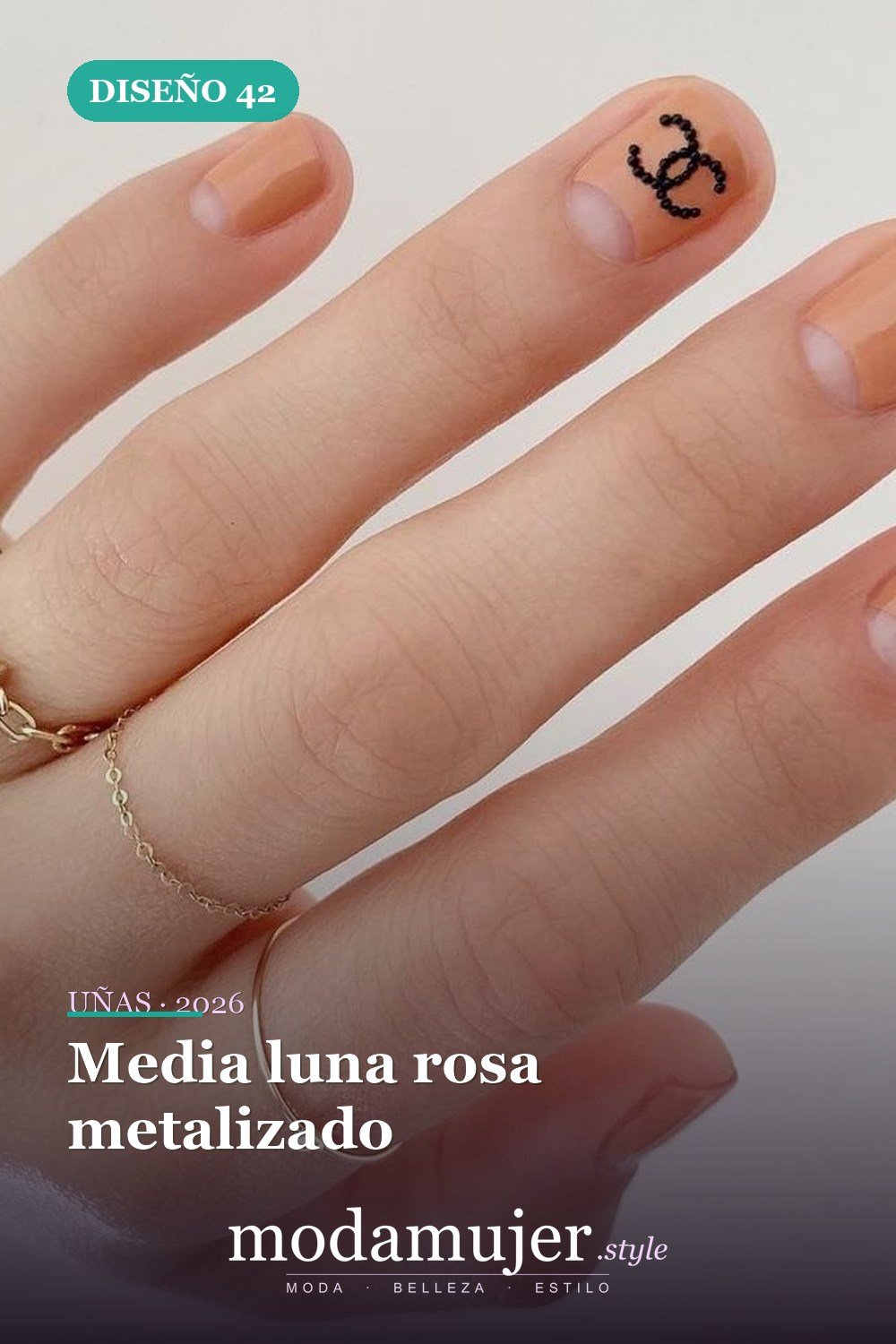 Media luna rosa metalizado — 50 diseños de uñas media luna para probar en 2026
