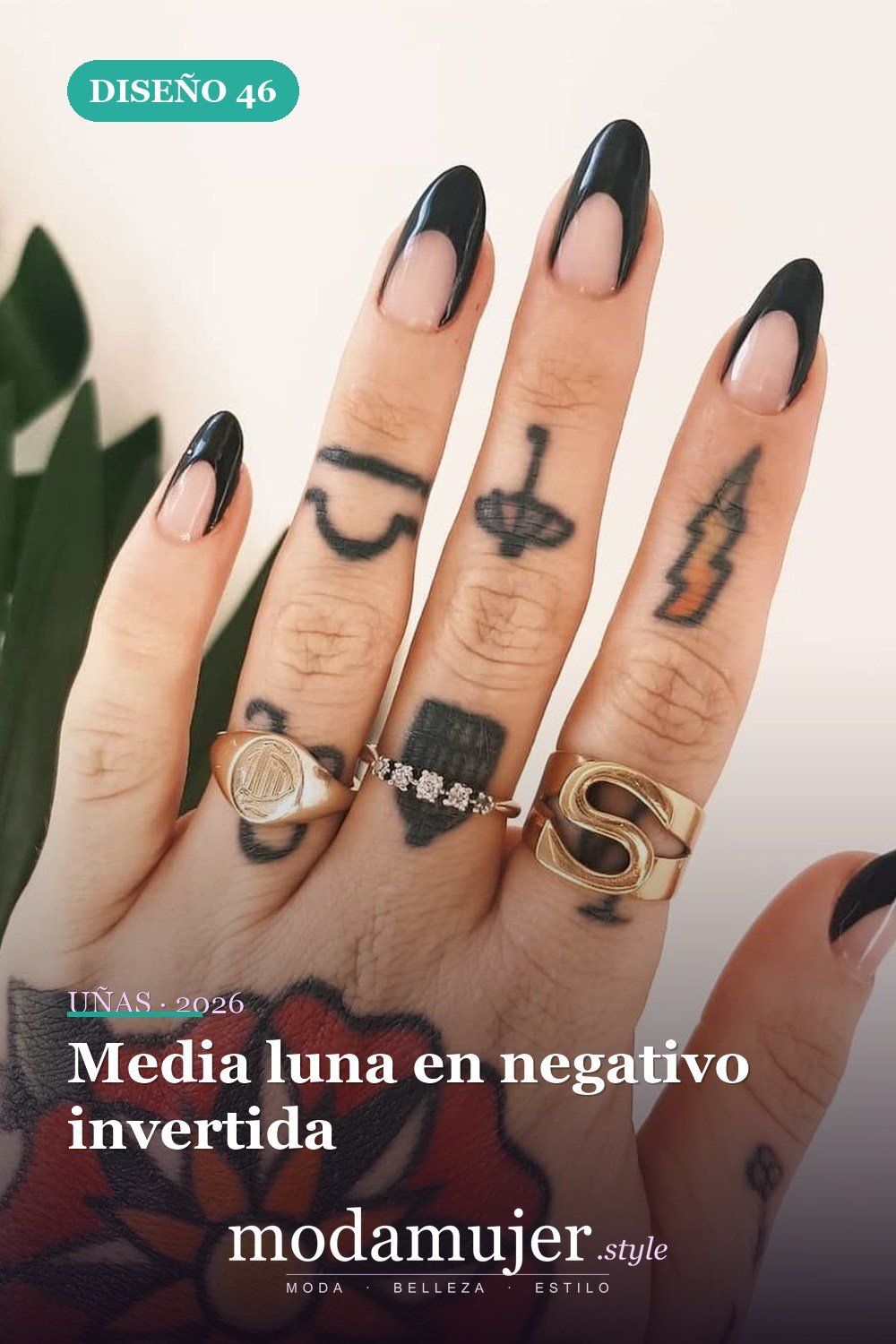 Media luna en negativo invertida — 50 diseños de uñas media luna para probar en 2026