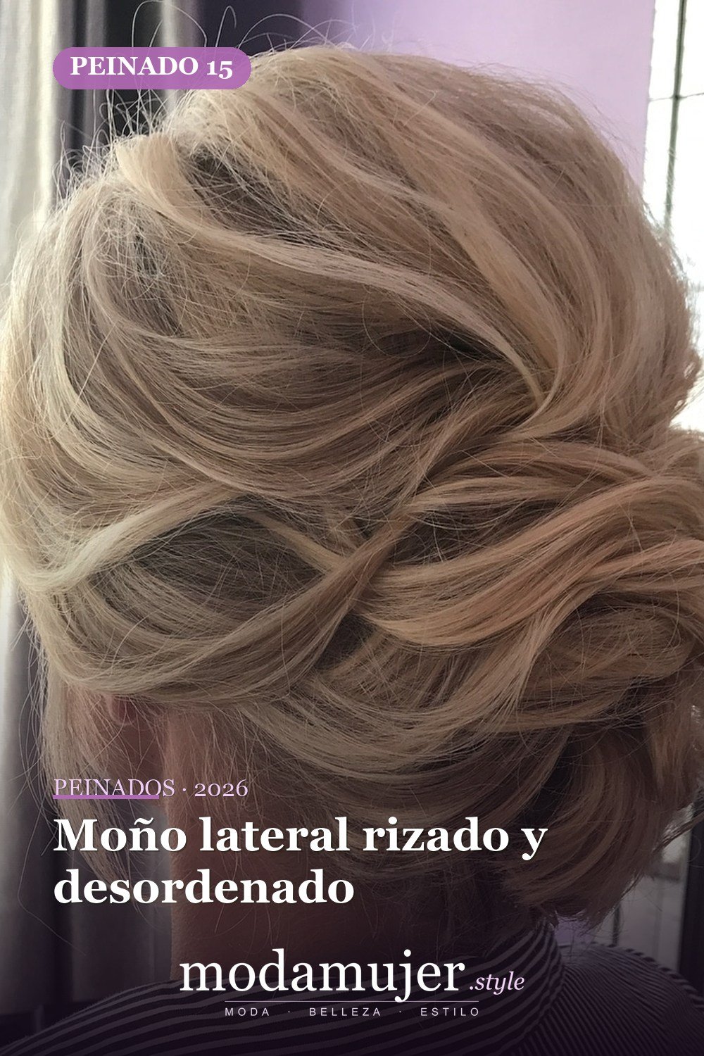 Moño lateral rizado y desordenado — 50 maravillosos peinados para cabello medio que inspiran nuevos looks