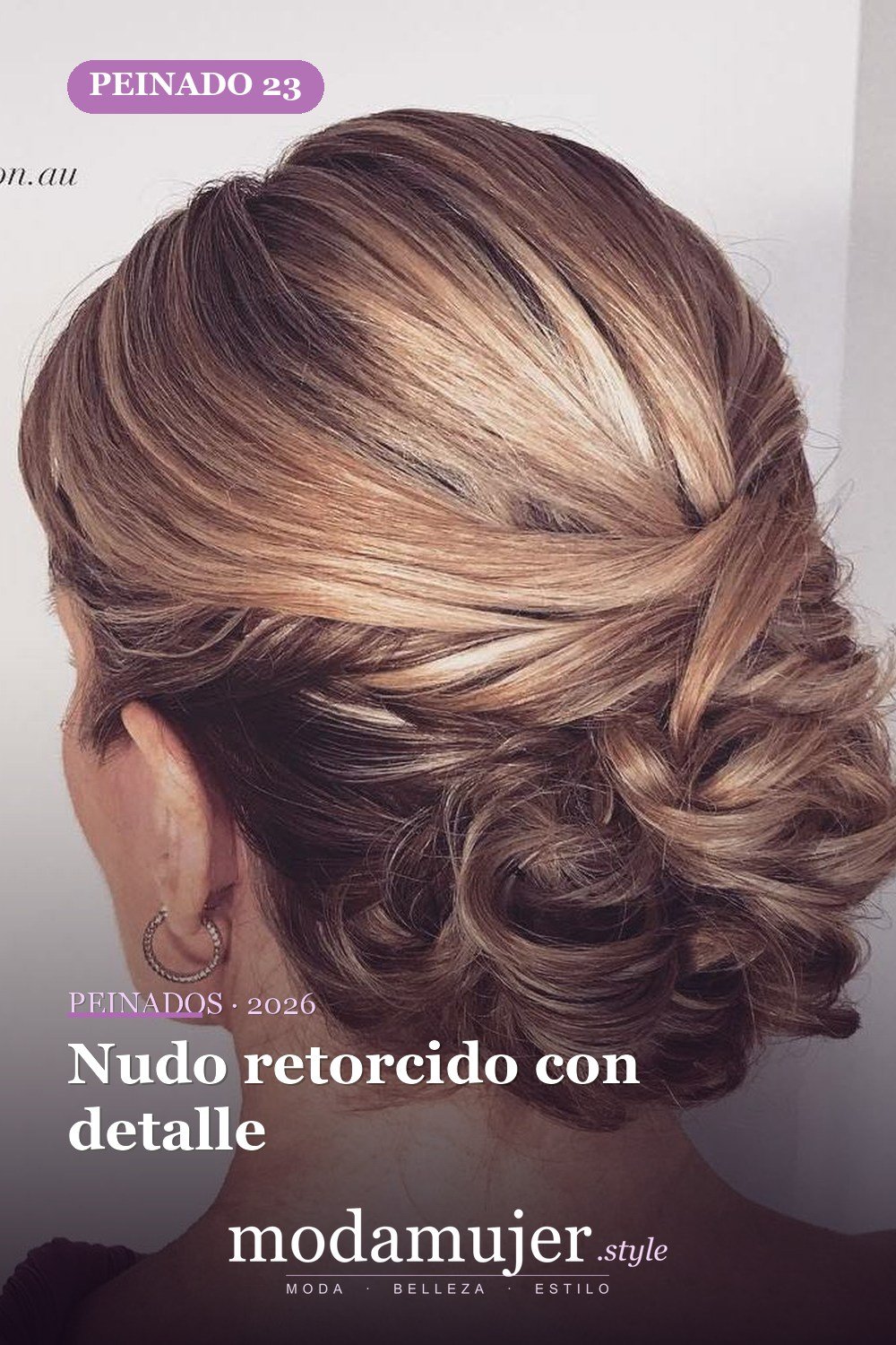 Nudo retorcido con detalle — 50 maravillosos peinados para cabello medio que inspiran nuevos looks