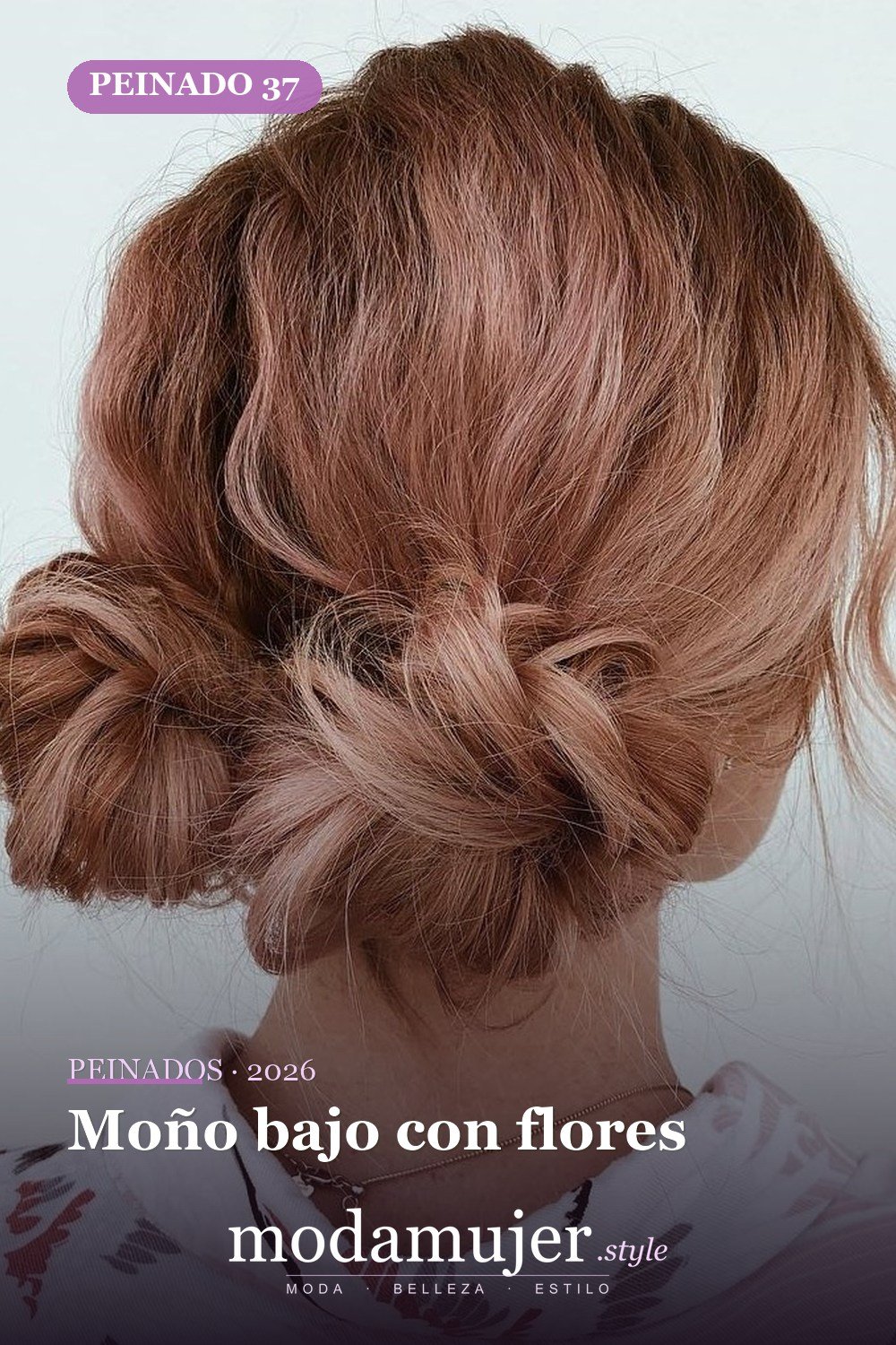 Moño bajo con flores — 50 maravillosos peinados para cabello medio que inspiran nuevos looks