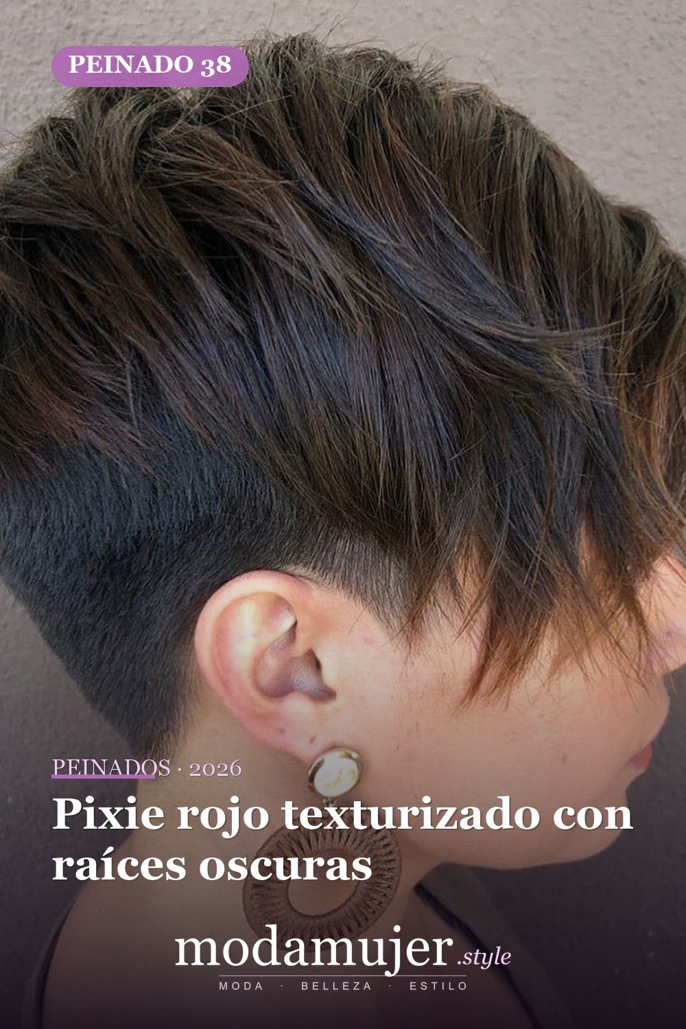 Pixie rojo texturizado con raíces oscuras — 50 mejores ideas de cortes y peinados pixie para 2026