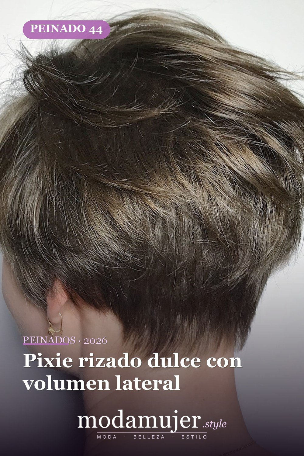 Pixie rizado dulce con volumen lateral — 50 mejores ideas de cortes y peinados pixie para 2026