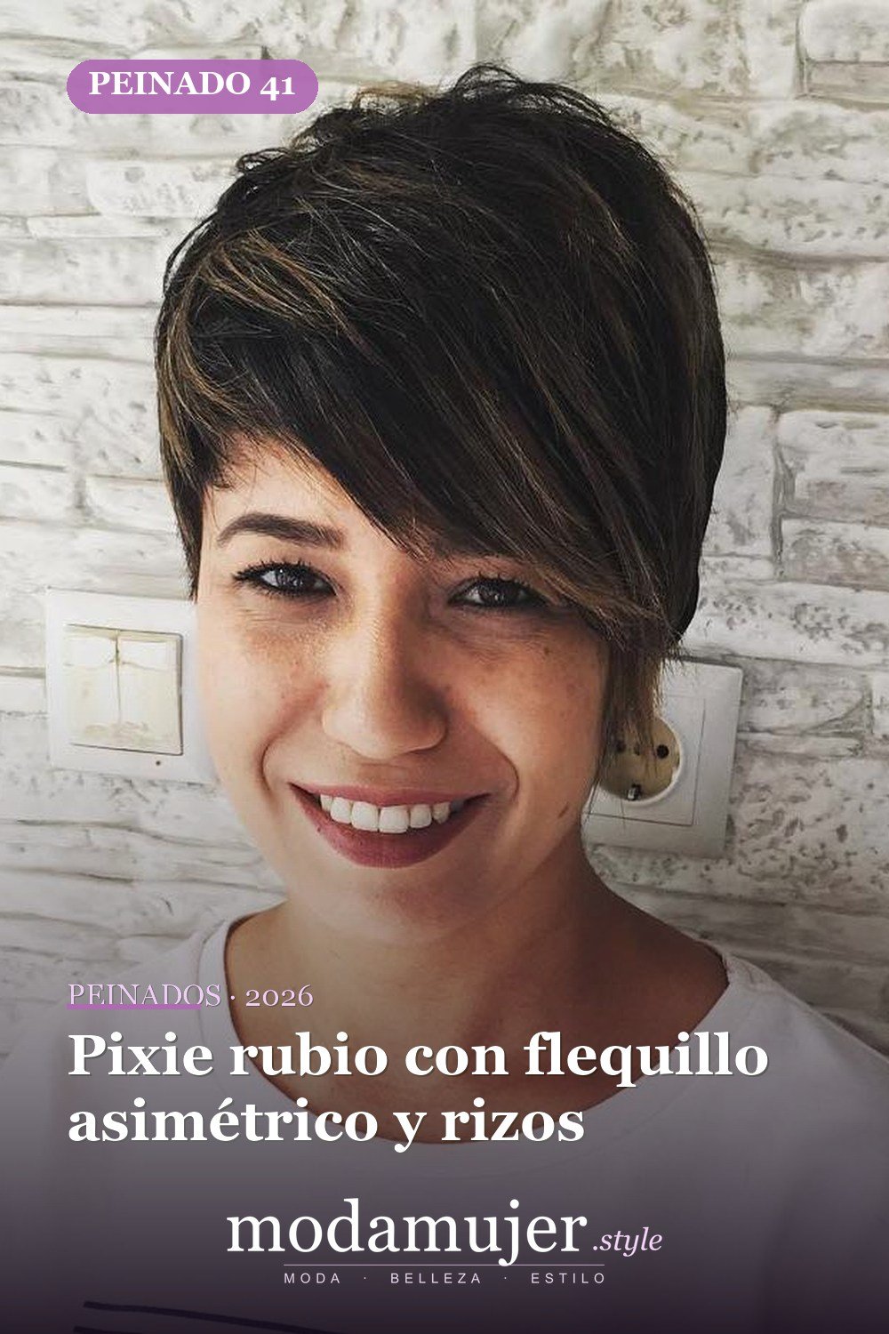 Pixie rubio con flequillo asimétrico y rizos — 50 nuevas ideas de corte de duendecillo con flequillo para la temporada actual