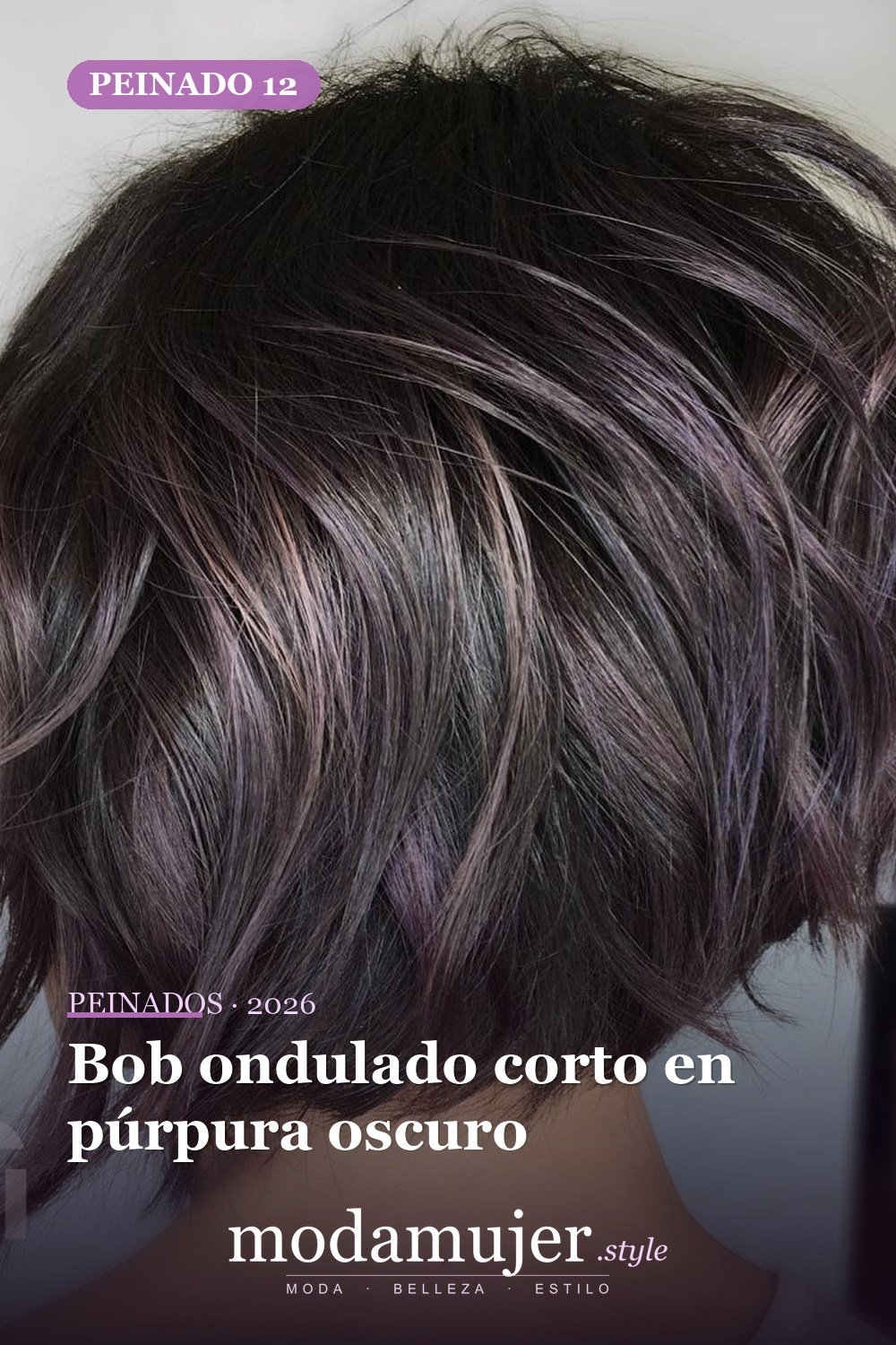 Bob ondulado corto en púrpura oscuro — 50 nuevos cortes de pelo cortos y peinados bob para 2026