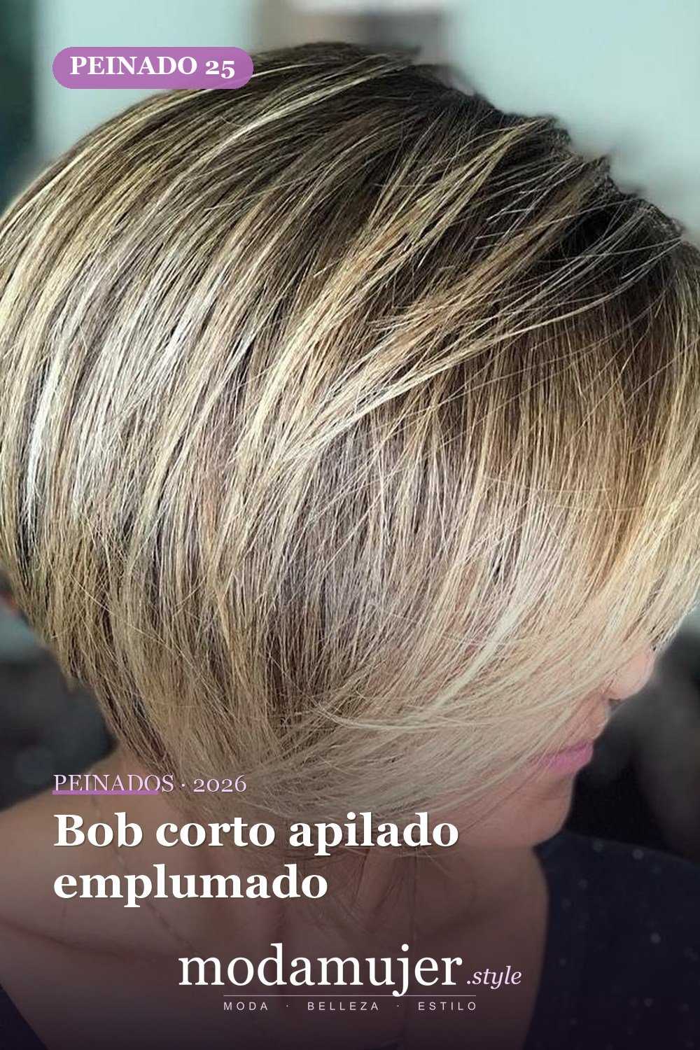 Bob corto apilado emplumado — 50 nuevos cortes de pelo cortos y peinados bob para 2026
