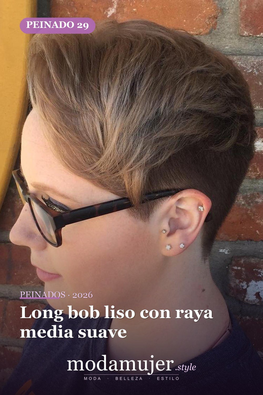 Long bob liso con raya media suave — 50 peinados cortos para caras redondas con efecto adelgazante