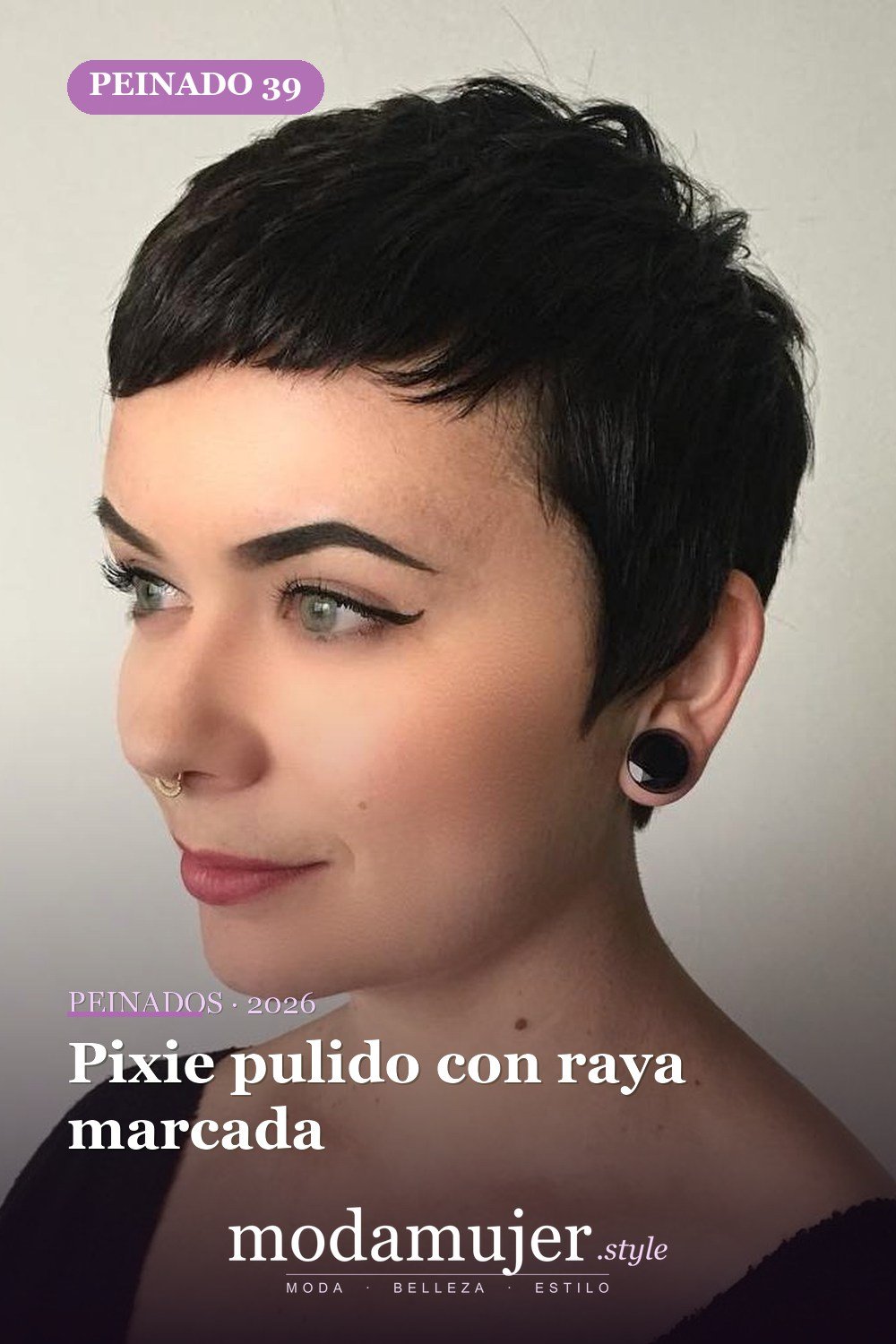 Pixie pulido con raya marcada — 50 peinados cortos para caras redondas con efecto adelgazante