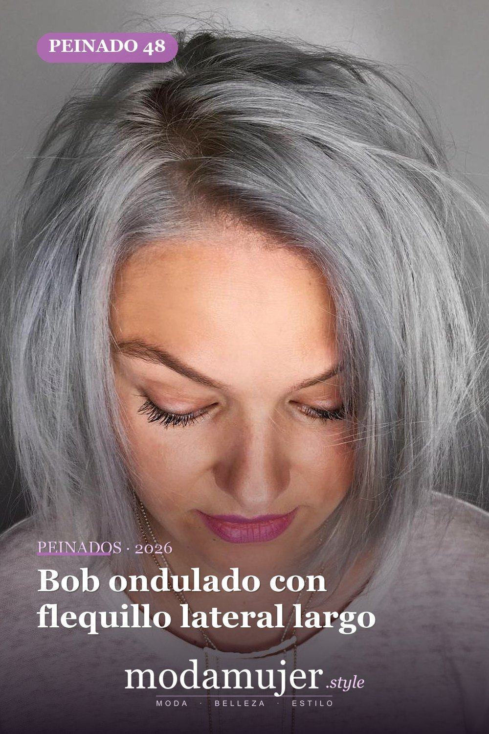 Bob ondulado con flequillo lateral largo — 50 peinados cortos para caras redondas con efecto adelgazante