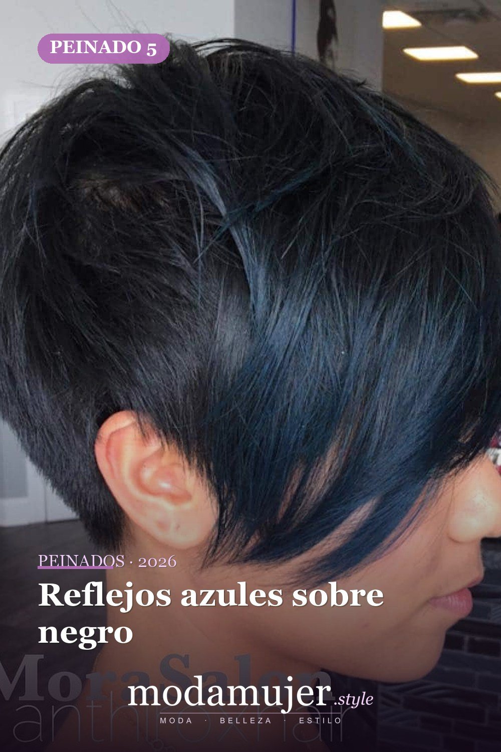 Reflejos azules sobre negro — 50 peinados cortos para mujeres negras que roban todas las miradas