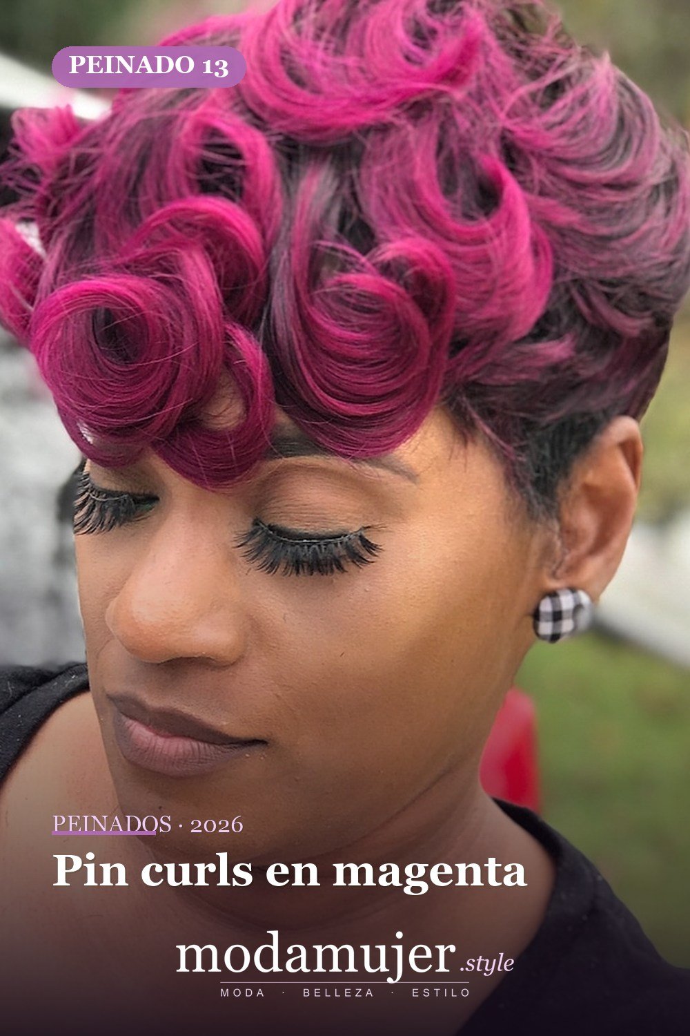 Pin curls en magenta — 50 peinados cortos para mujeres negras que roban todas las miradas