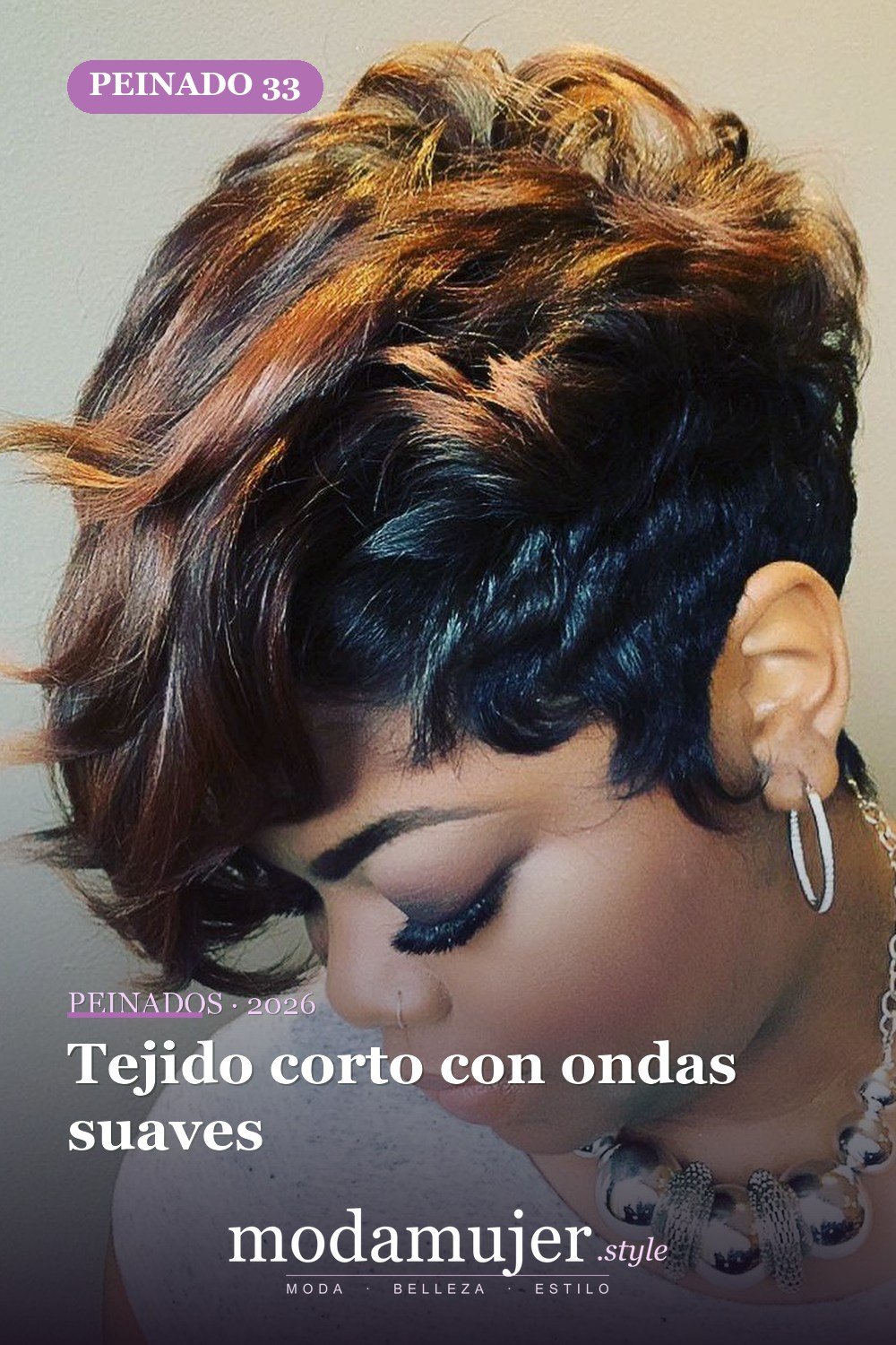 Tejido corto con ondas suaves — 50 peinados cortos para mujeres negras que roban todas las miradas