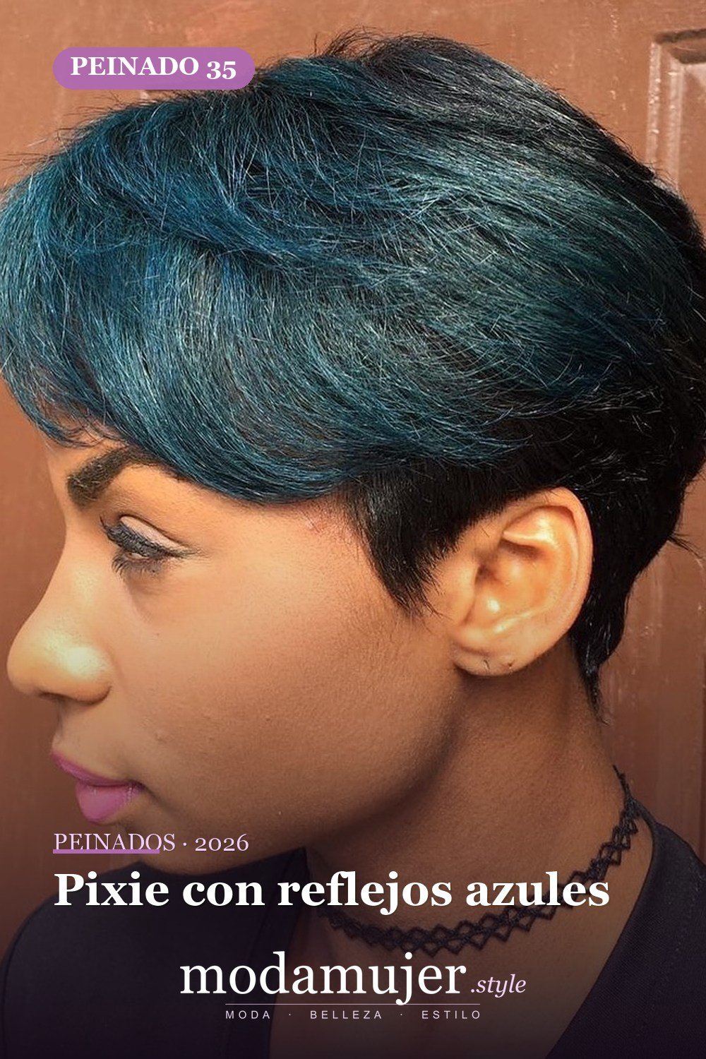 Pixie con reflejos azules — 50 peinados cortos para mujeres negras que roban todas las miradas