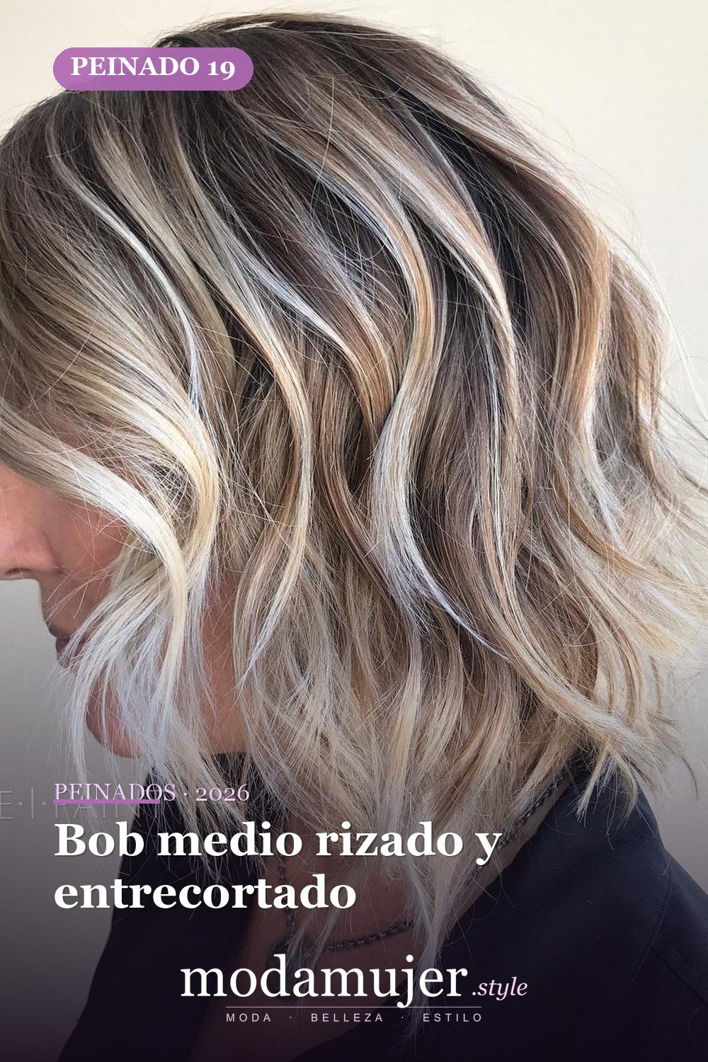 Bob medio rizado y entrecortado — 50 peinados de longitud media sin falla para cabello fino