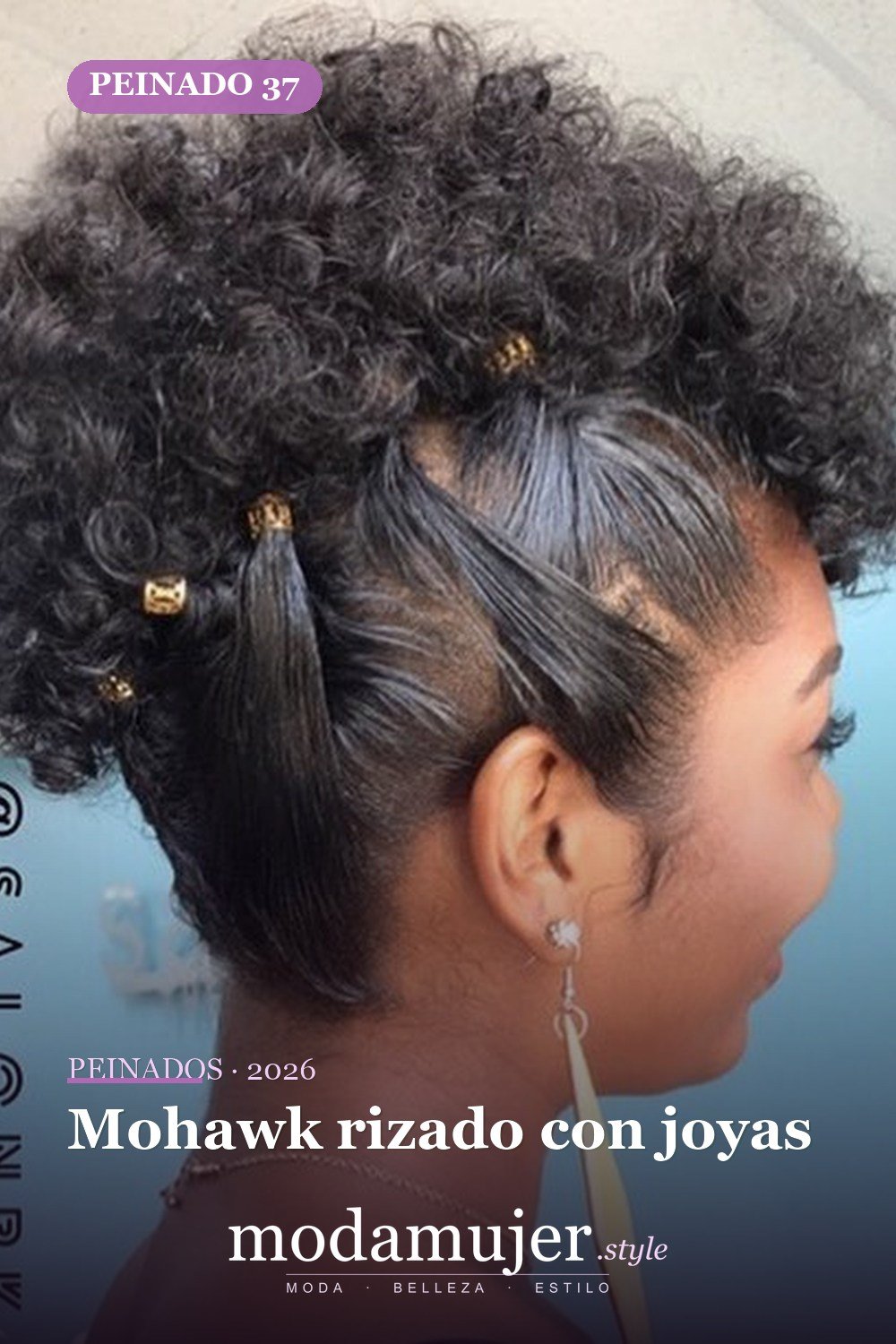 Mohawk rizado con joyas — 50 peinados impresionantes para cabello natural corto