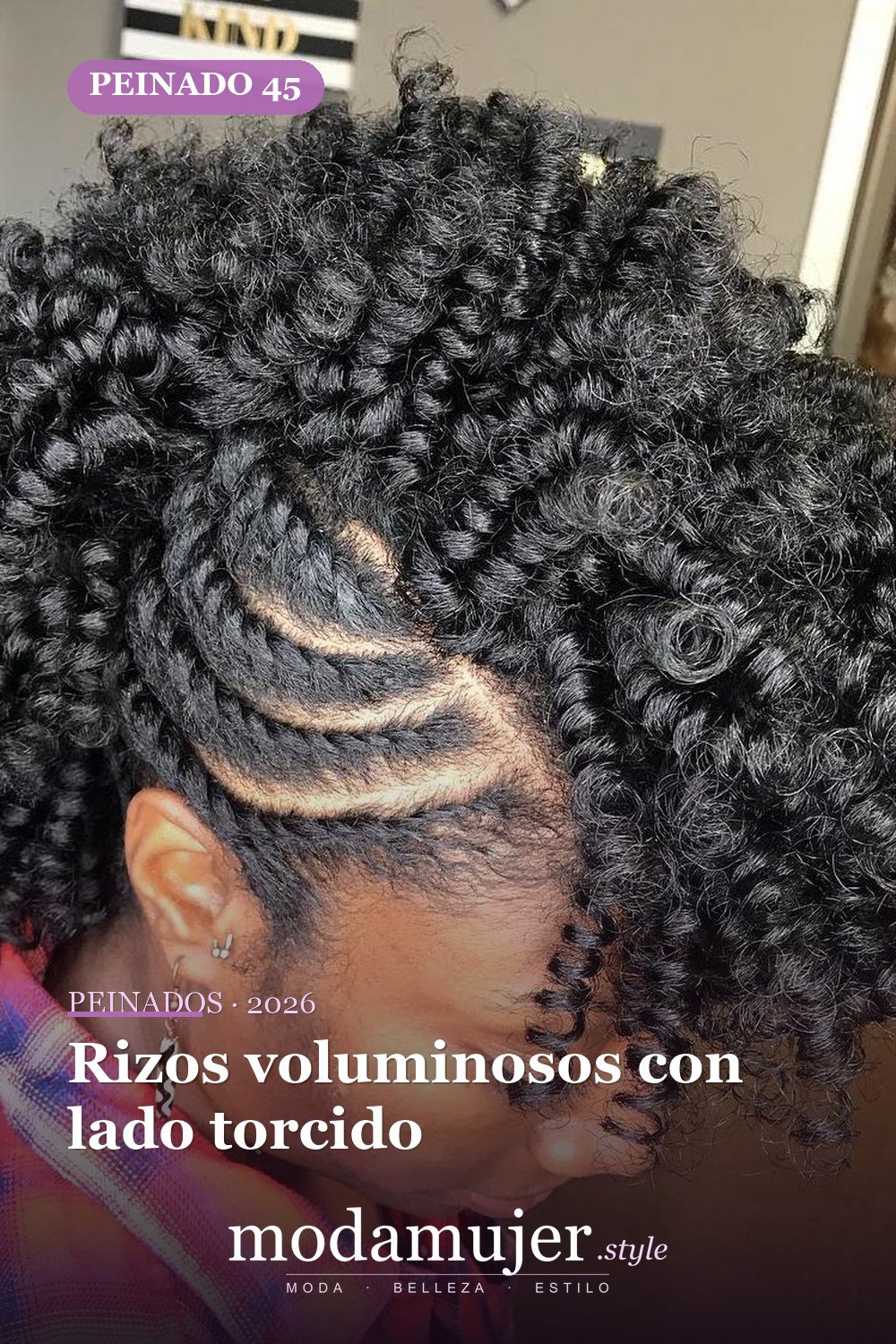 Rizos voluminosos con lado torcido — 50 peinados impresionantes para cabello natural corto