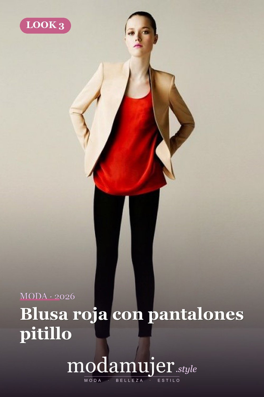Blusa roja con pantalones pitillo — 52 trajes muy sexys para el trabajo