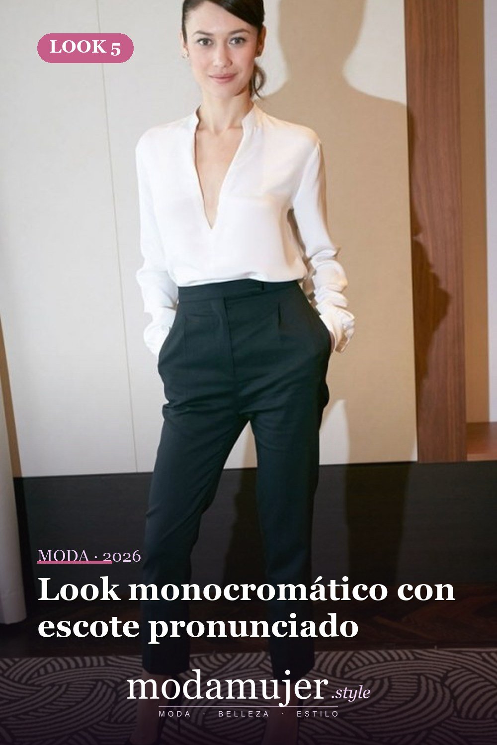 Look monocromático con escote pronunciado — 52 trajes muy sexys para el trabajo