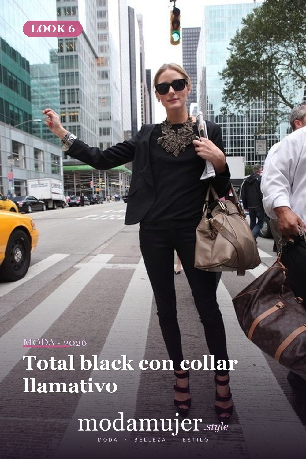 Total black con collar llamativo — 52 trajes muy sexys para el trabajo